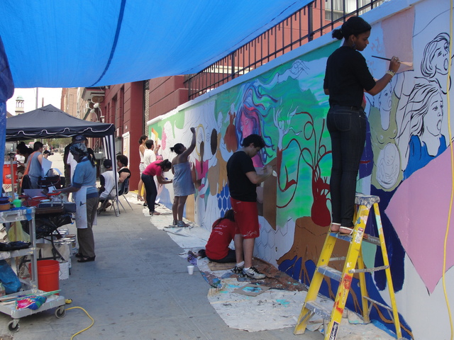 Jóvenes participantes de una jornada de arte en el Sur de El Bronx, donde más de 30 artistas, la mayoría hispanos, mostrarán diversas disciplinas y técnicas.