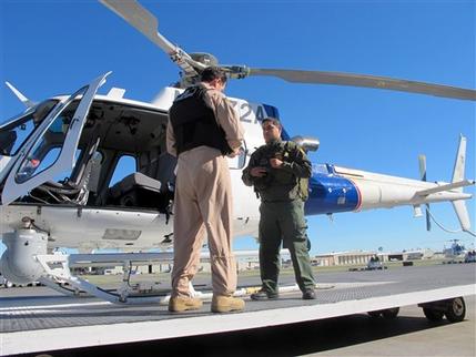 El agente Jacob Dreher (izquierda), de la Oficina del Aire y Marina de la Policía de Inmigración y Aduanas de Estados Unidos, y el agente de la Patrulla Fronteriza Mentor Cavazos muestran equipos para ayudar a inmigrantes o agentes en problemas en una oficina de la ICE en McAllen, Texas