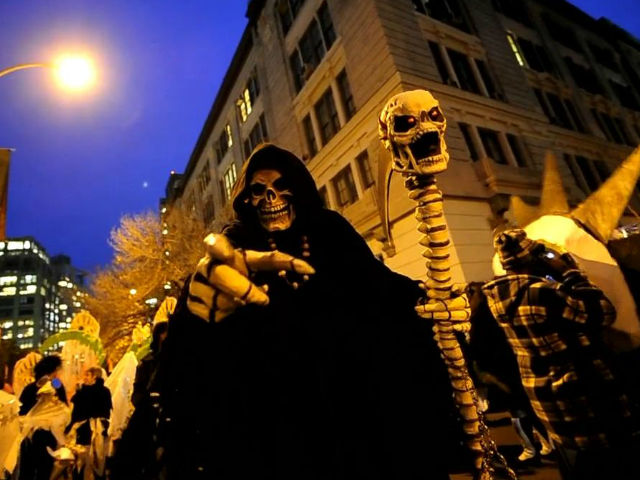 En el Vilage el Halloween se celebra a lo grande con desfile, música y concursos de disfraces.