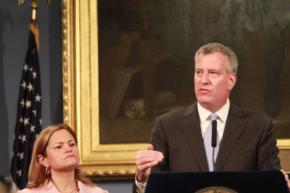 Alcade de Nueva York Bill de Blasio y la Presidenta del Concejo Melissa Mark-Viverito en una conferencia de prensa para llamar al cambio en las leyes estatales para asegurar que delincuentes peligrosos sean detenidos. Foto Credito: Mariela Lombard / El Diario.