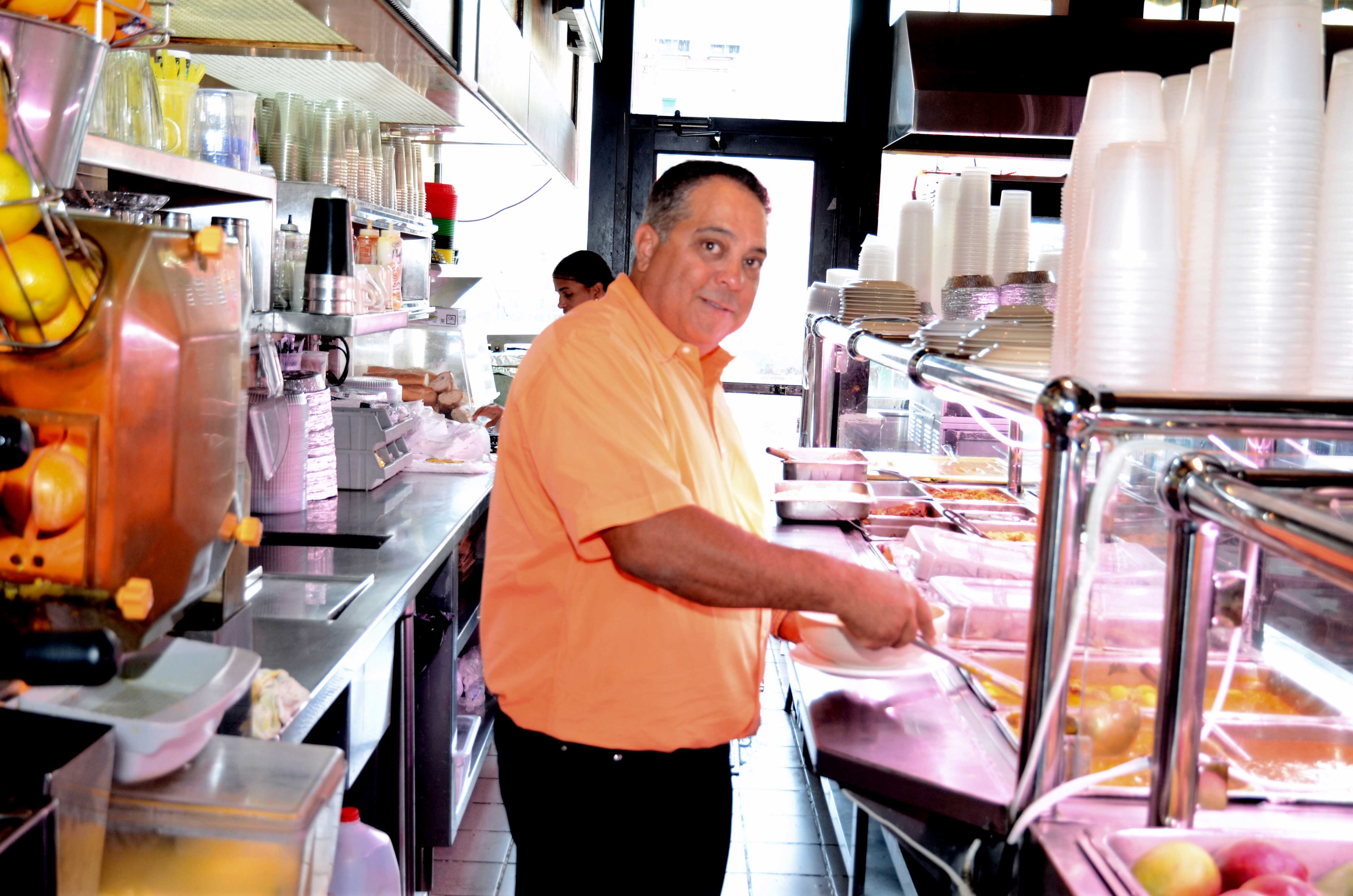 Alberto Núñez, del restaurante Albert's Mofongo, dice que ha aumentado la competencia en el barrio de Inwood y apoya la moratoria.
