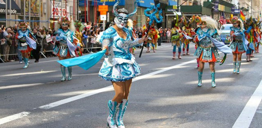 El Desfile de la Hispanidad llenó de color la Quinta Avenida.