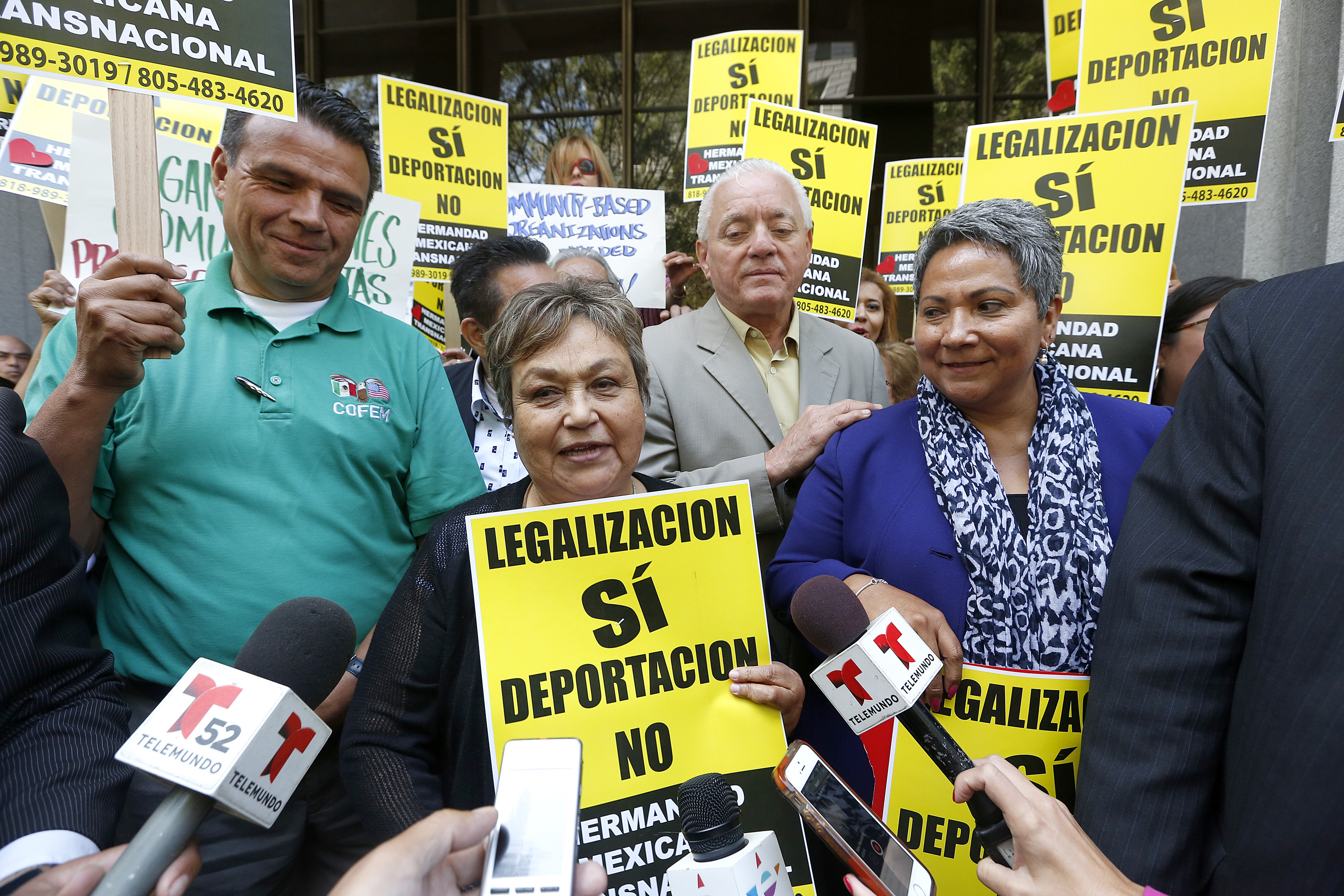 Decenas de simpatizantes rodean a Gloria Saucedo tras su triunfo en el tribunal. (Foto: Aurelia Ventura/La Opinión)