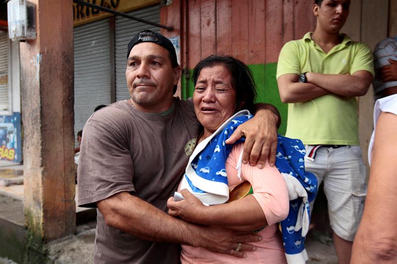 Ecuador confirma que ya son 350 los muertos por el sismo