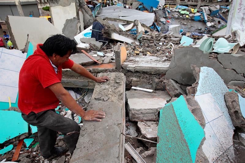 Ecuador confirma que ya son 350 los muertos por el sismo