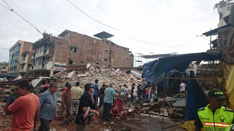 Ecuador confirma que ya son 350 los muertos por el sismo