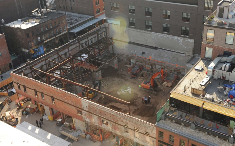 El derrumbe ocurrió en una construcción en la Novena avenida entre las calles 12 y 13, en Manhattan. 