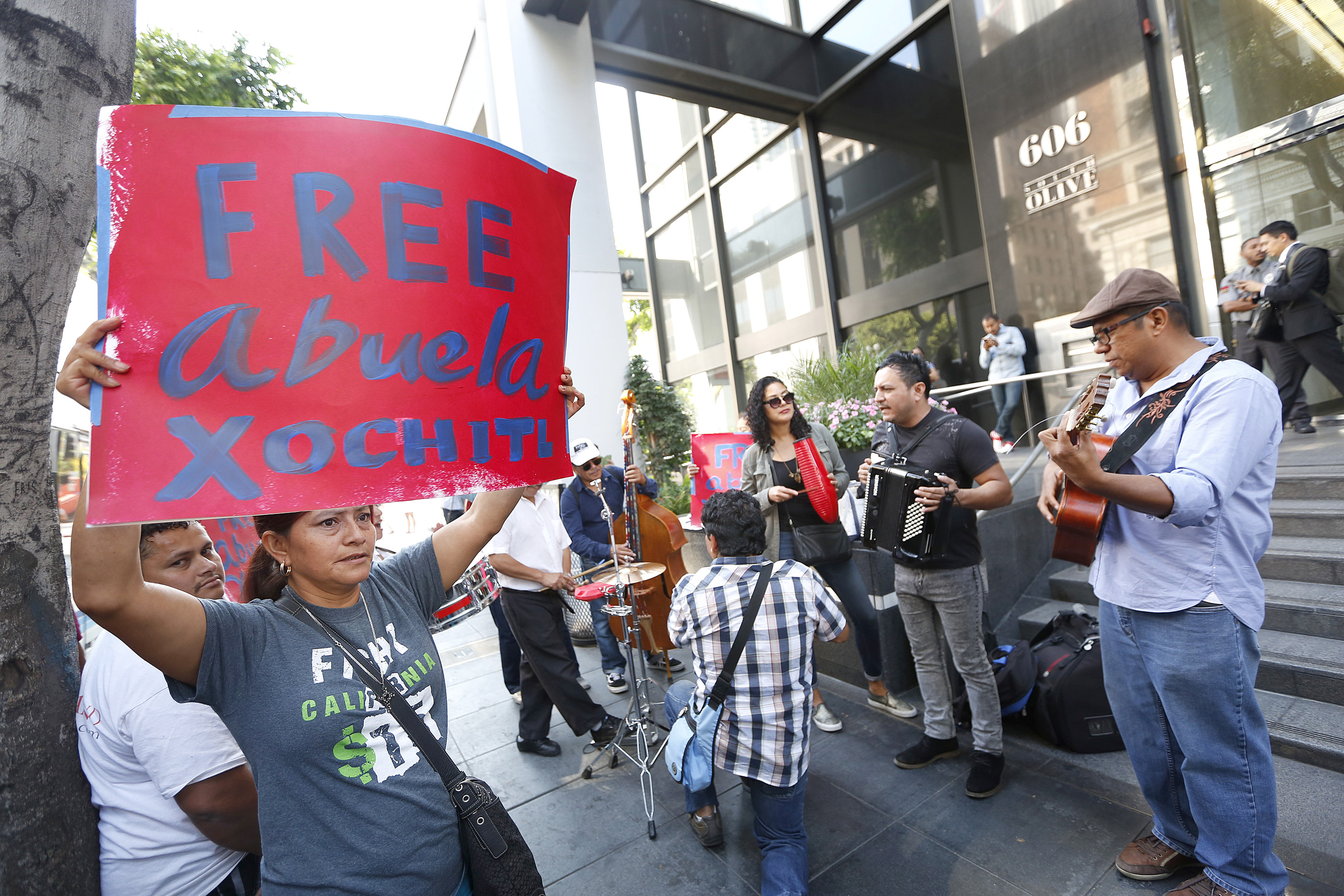 08/23/16/ LOS ANGELES/Immigration advocates and community leaders hold a news conference in front of the Immigration Court Downtown LA., following the bond hearing of Xochitl Hernandez, an immigrant grandmother imprisoned by ICE for six months and in deportation proceedings because of false claims of Ògang involvement.Ó (Photo by Aurelia Ventura/ La Opinion)