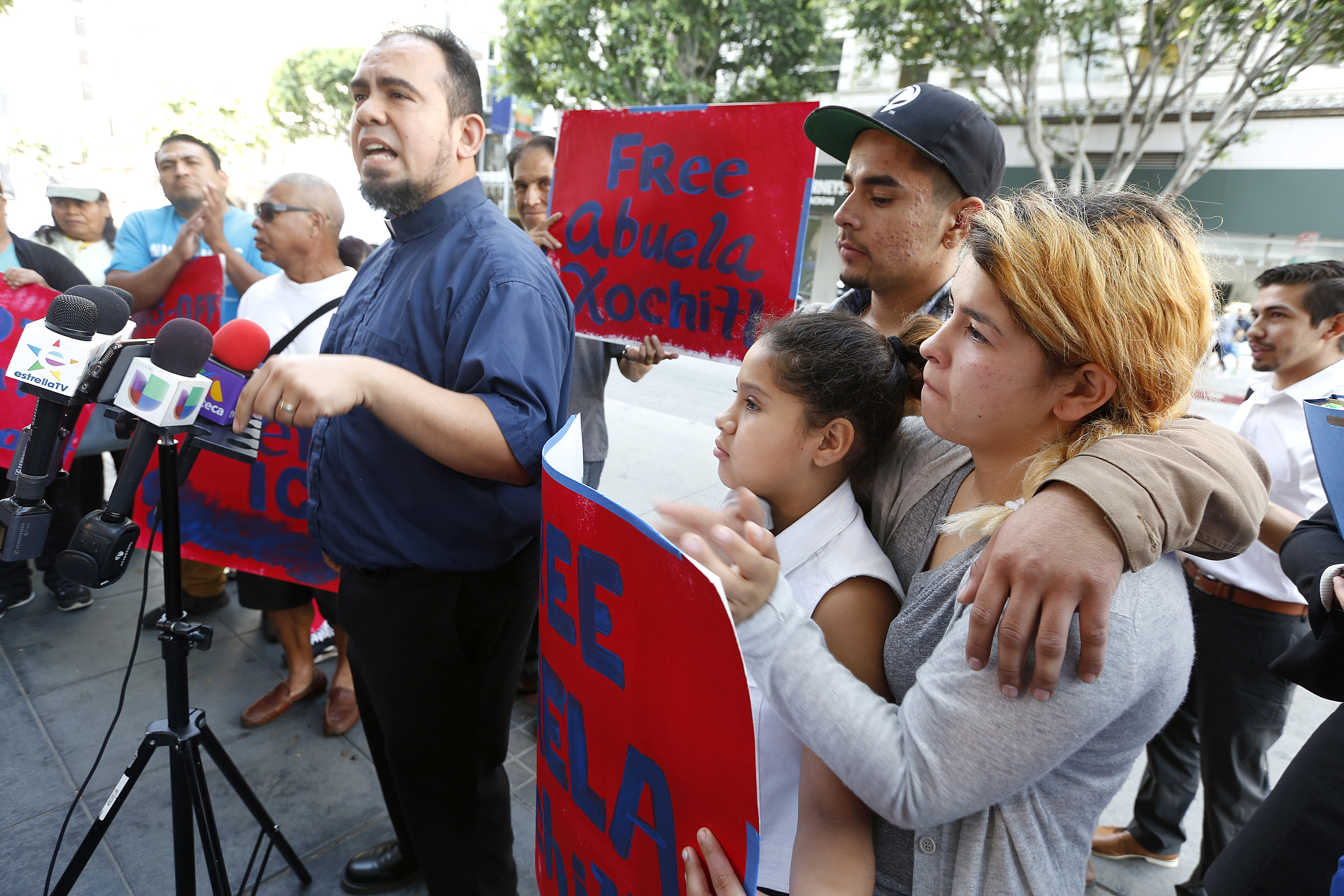 08/23/16/ LOS ANGELES/Stephanie Hernandez, 23, with her brothers Chris, 19, and Leslie, 10, joined by advocates and community leaders hold a news conference in front of the Immigration Court Downtown LA., following the bond hearing of their mother, Xochitl Hernandez, an immigrant grandmother imprisoned by ICE for six months and in deportation proceedings because of false claims of Ògang involvement.Ó (Photo by Aurelia Ventura/ La Opinion)