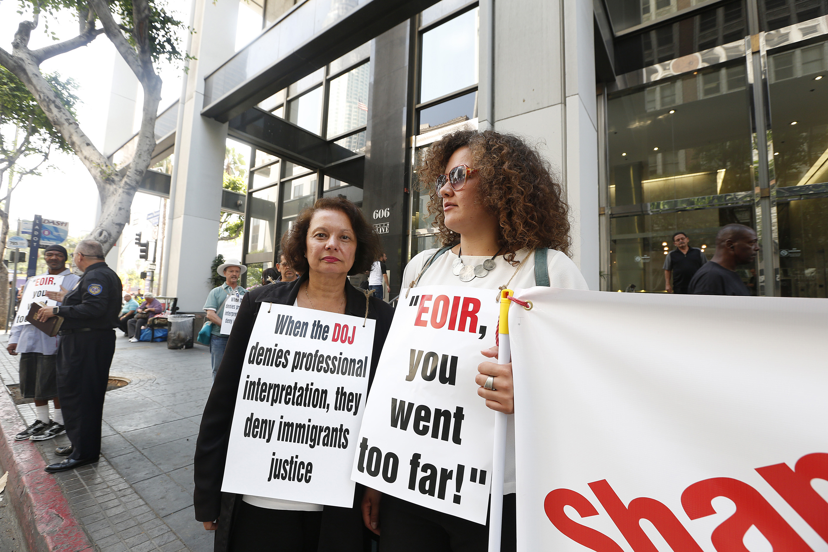 08/24/16/ LOS ANGELES/ Interpreters strike in front of the immigration court on the corner of 6th and Olive in downtown Los Angeles. (Photo by Aurelia Ventura/ La Opinion)