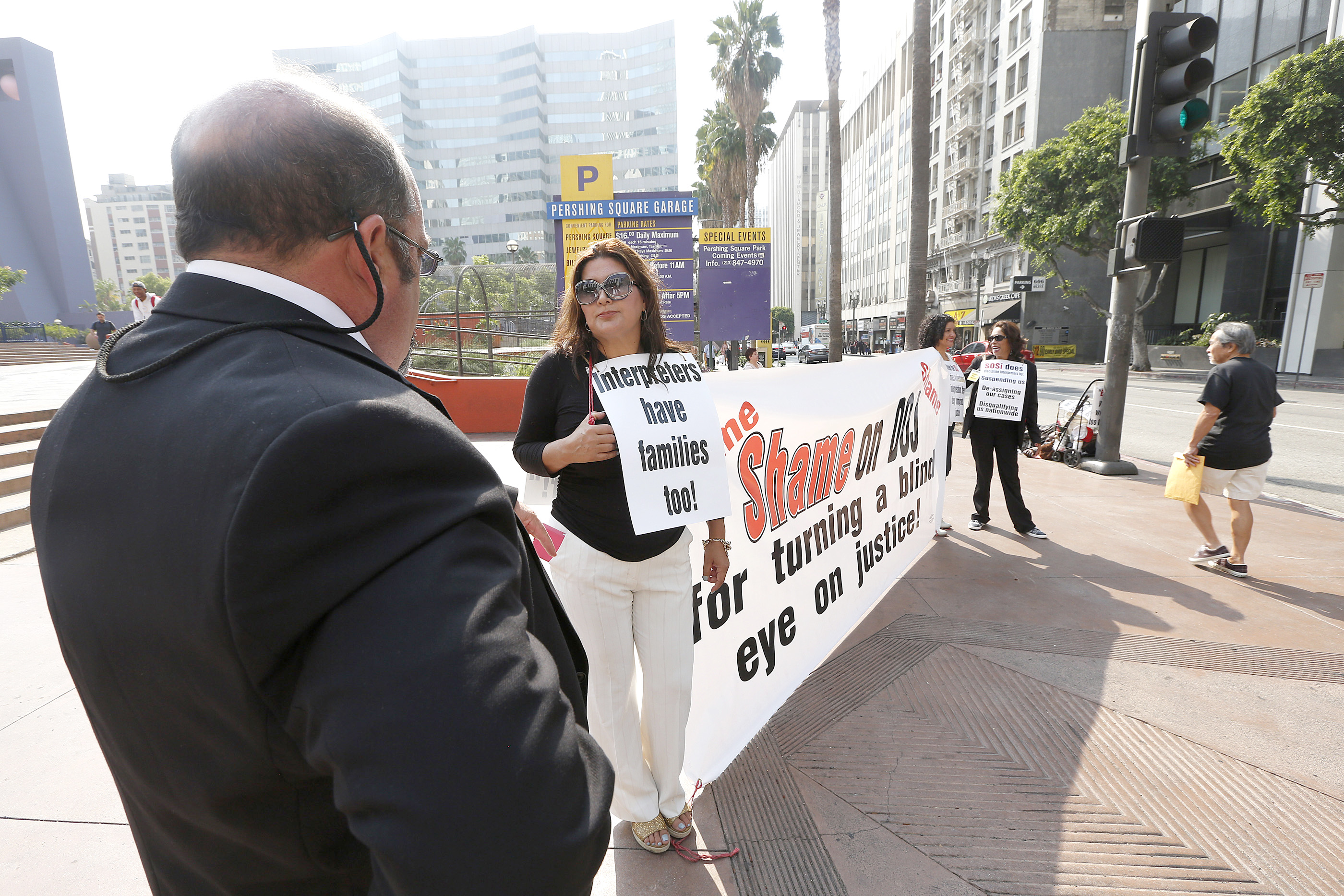 08/24/16/ LOS ANGELES/ Interpreters strike in front of the immigration court on the corner of 6th and Olive in downtown Los Angeles. (Photo by Aurelia Ventura/ La Opinion)