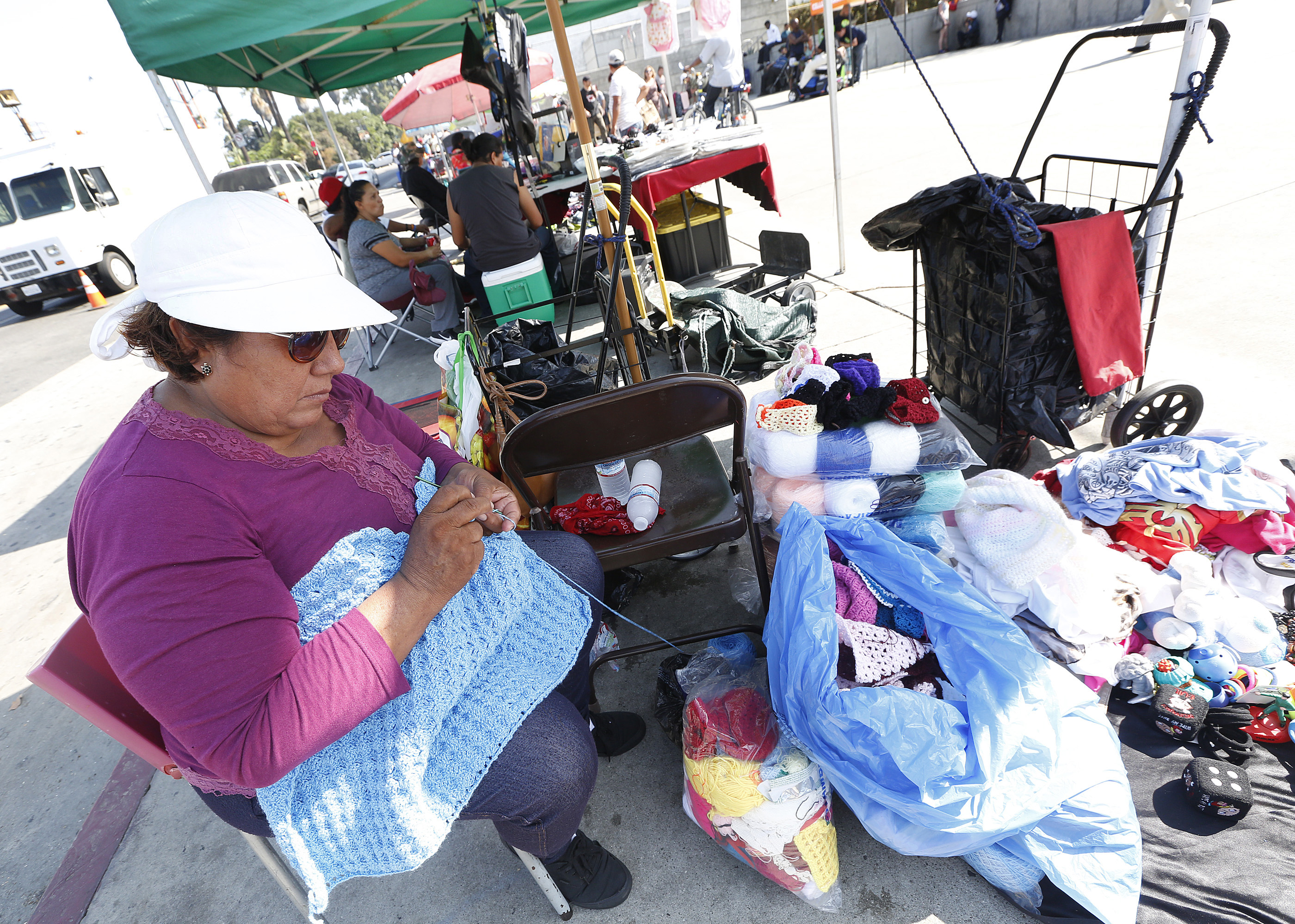 Margarita Xochitecatl, de 58 años, vende a diario accesorios que ella misma teje. Aurelia Ventura.