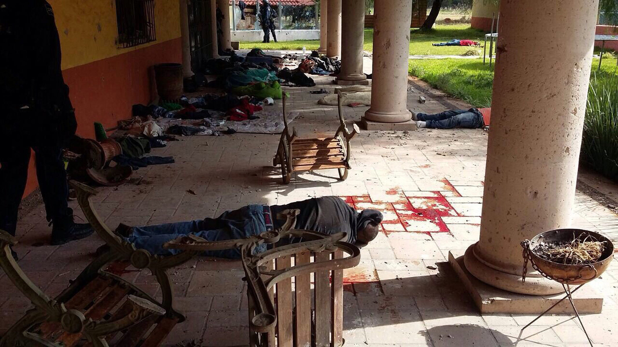 La foto de archivo muestra los cuerpos de presuntos agresores durante un enfrentamiento con la policía federal al interior del rancho del Sol, en Tanhuato, Michoacán.