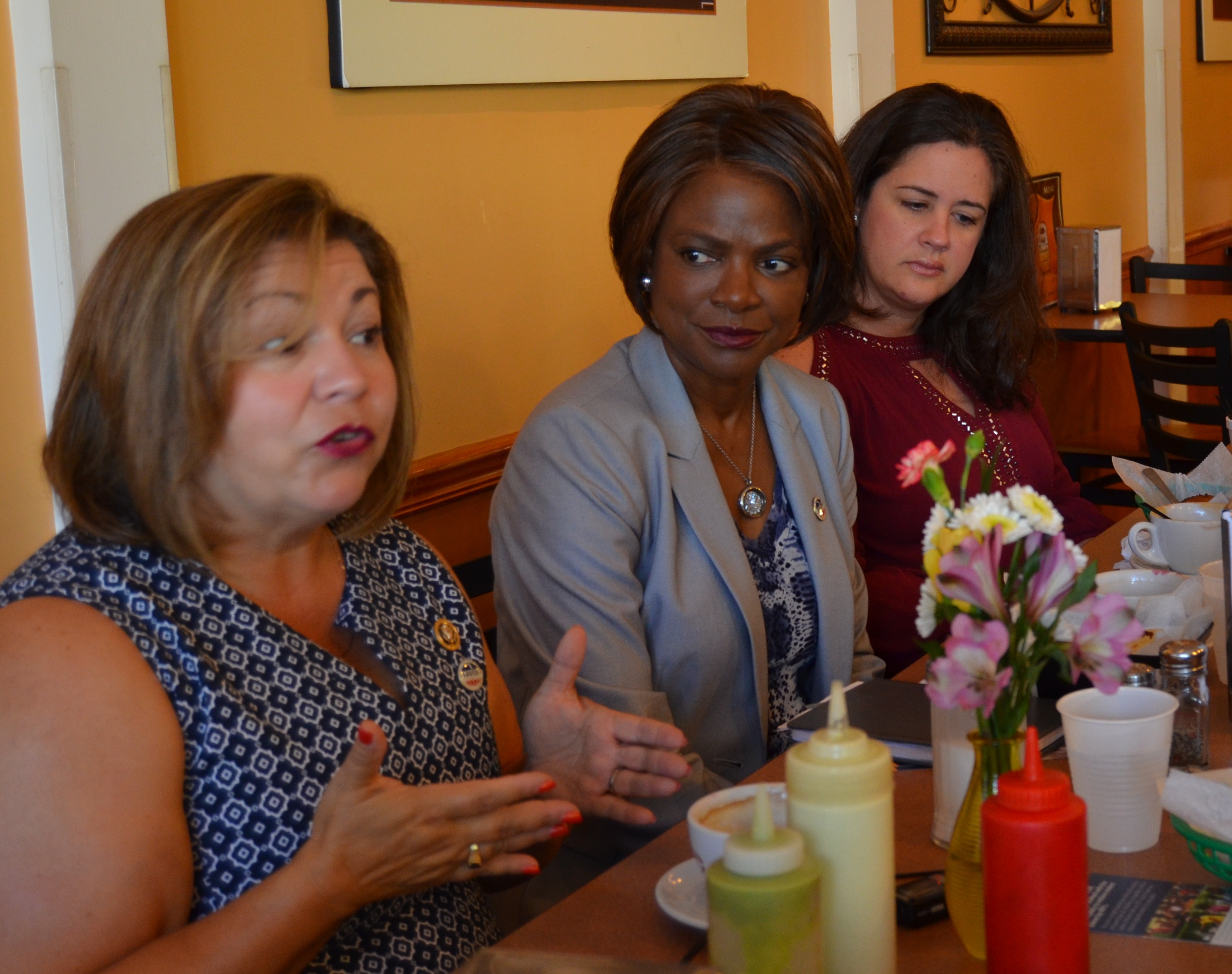 Val Demings (centro) es ya candidata demócrata al Congreso Distrito 10 de Florida. En la foto con la congresista Linda Sanchez (der). 