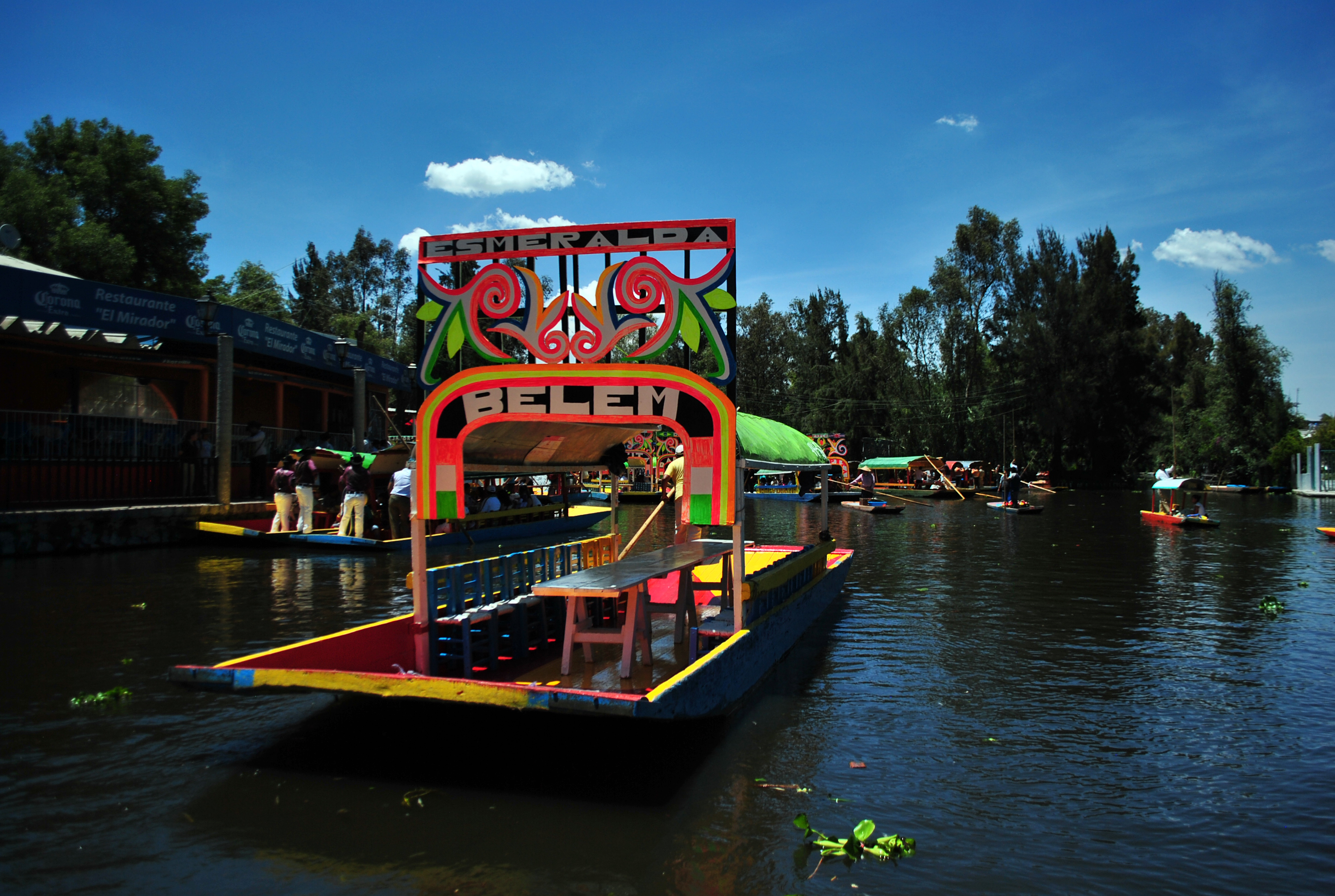 Trajinera en los canales de Xochimilco.