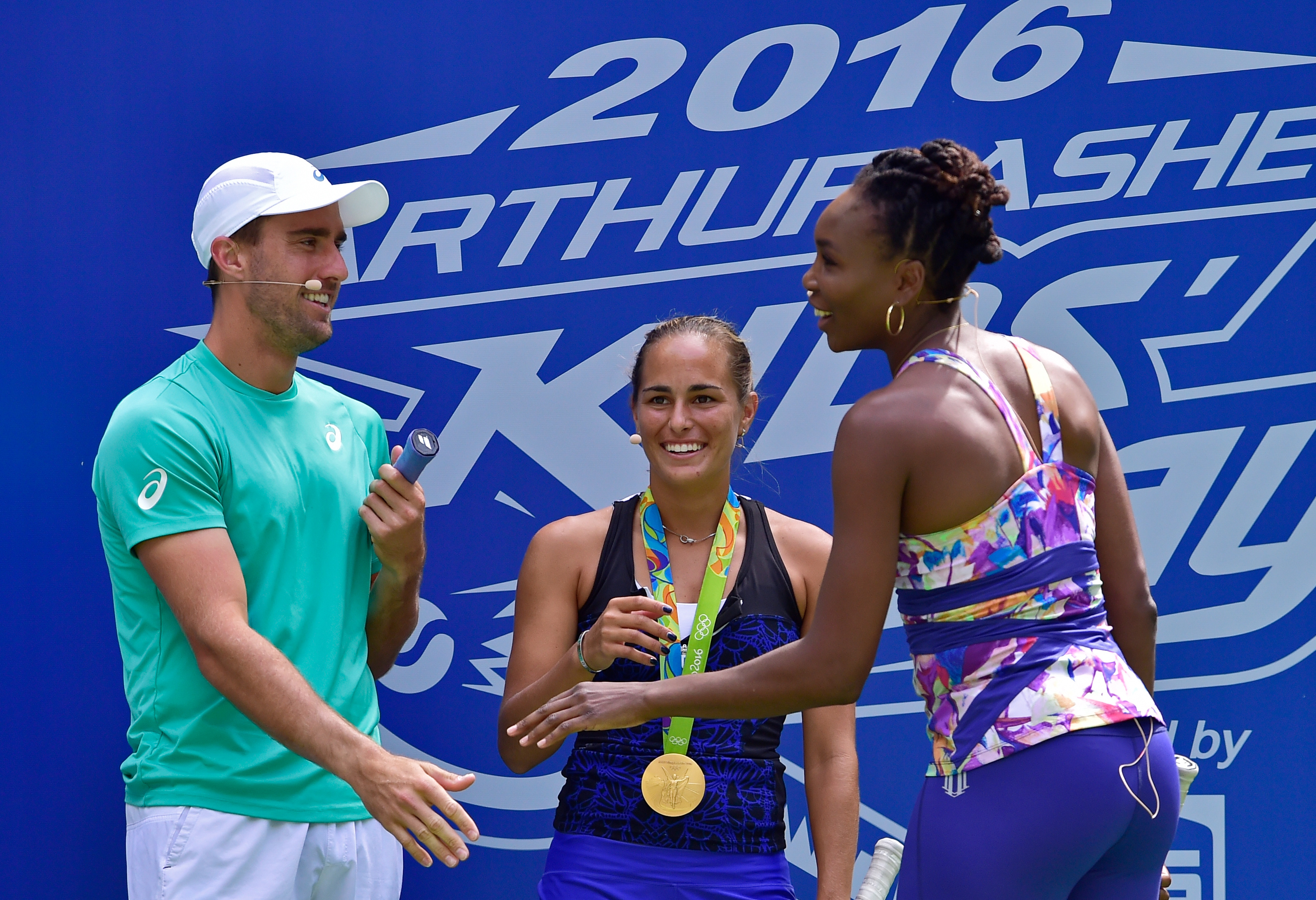 Puig con la medalla de oro junto a los estadounidenses Steve Johnson y Venus Williams.