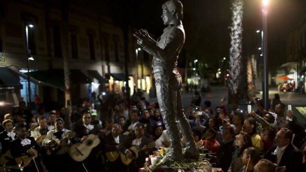 A su muerte cientos de personas le rinden homenaje en México. Getty