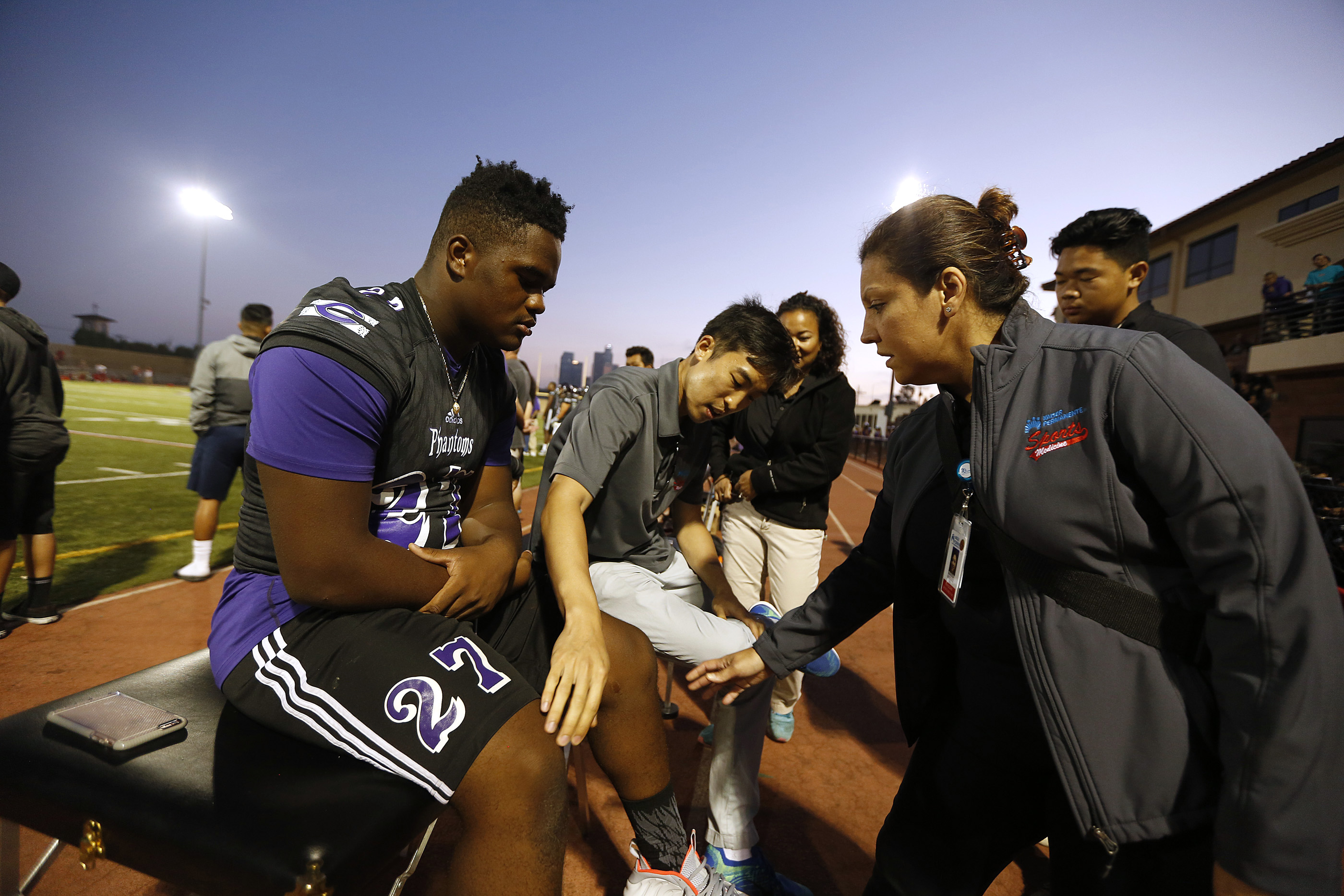 09/03/16/ LOS ANGELES/Dr. Marissa Vasquez, Sports Medicine Specialist, Kaiser Permanente, treats Cathedral Phantoms football player Terence Simon Jr. during a game at Cathedral High School in Los Angeles. (Photo by Aurelia Ventura/ La Opinion)