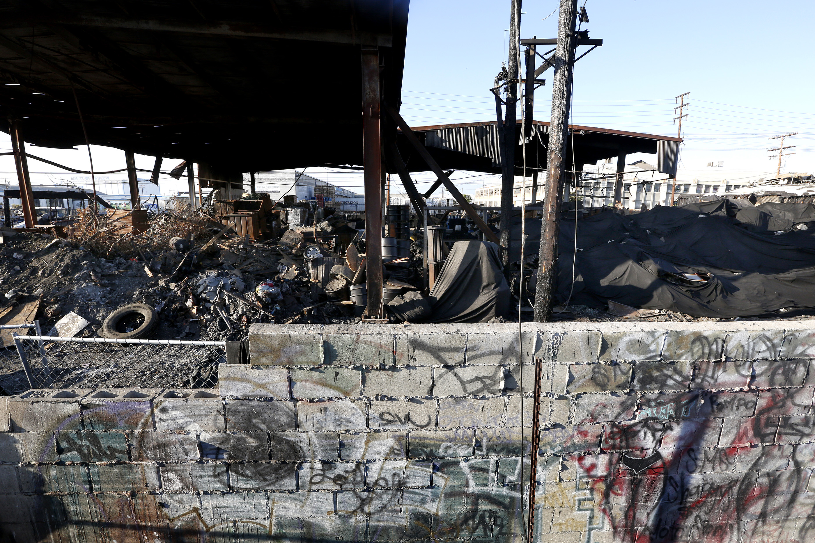 Los vecinos alertan de que todavía se sigue percibiendo un fuerte olor consecuencia de la explosión (Fotografía: Aurelia Ventura/ La Opinión)