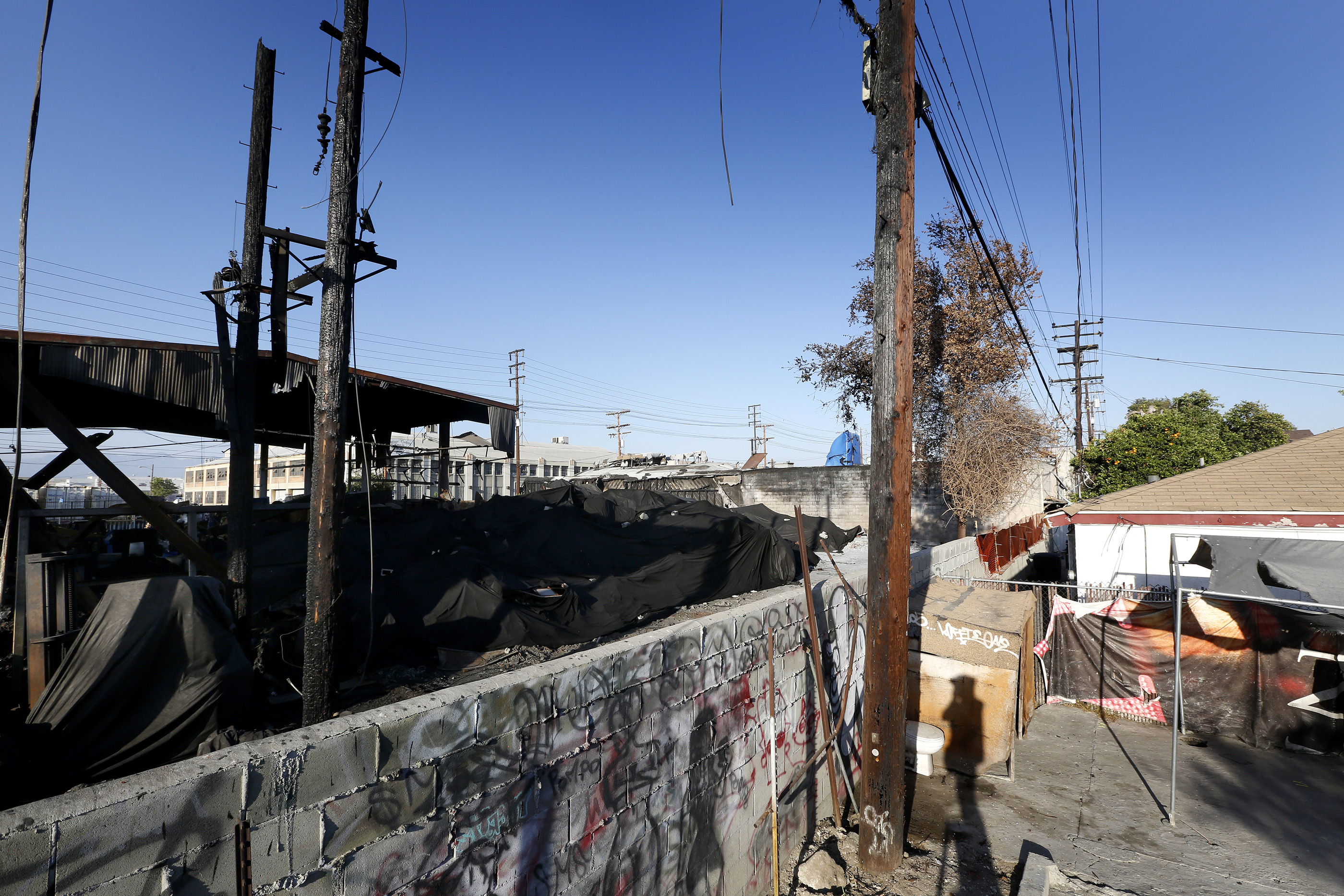 Los afectados y otras asociaciones exigen un mayor control en los barrios que son a un tiempo residenciales e industriales (Fotografía: Aurelia Ventura/ La Opinión)