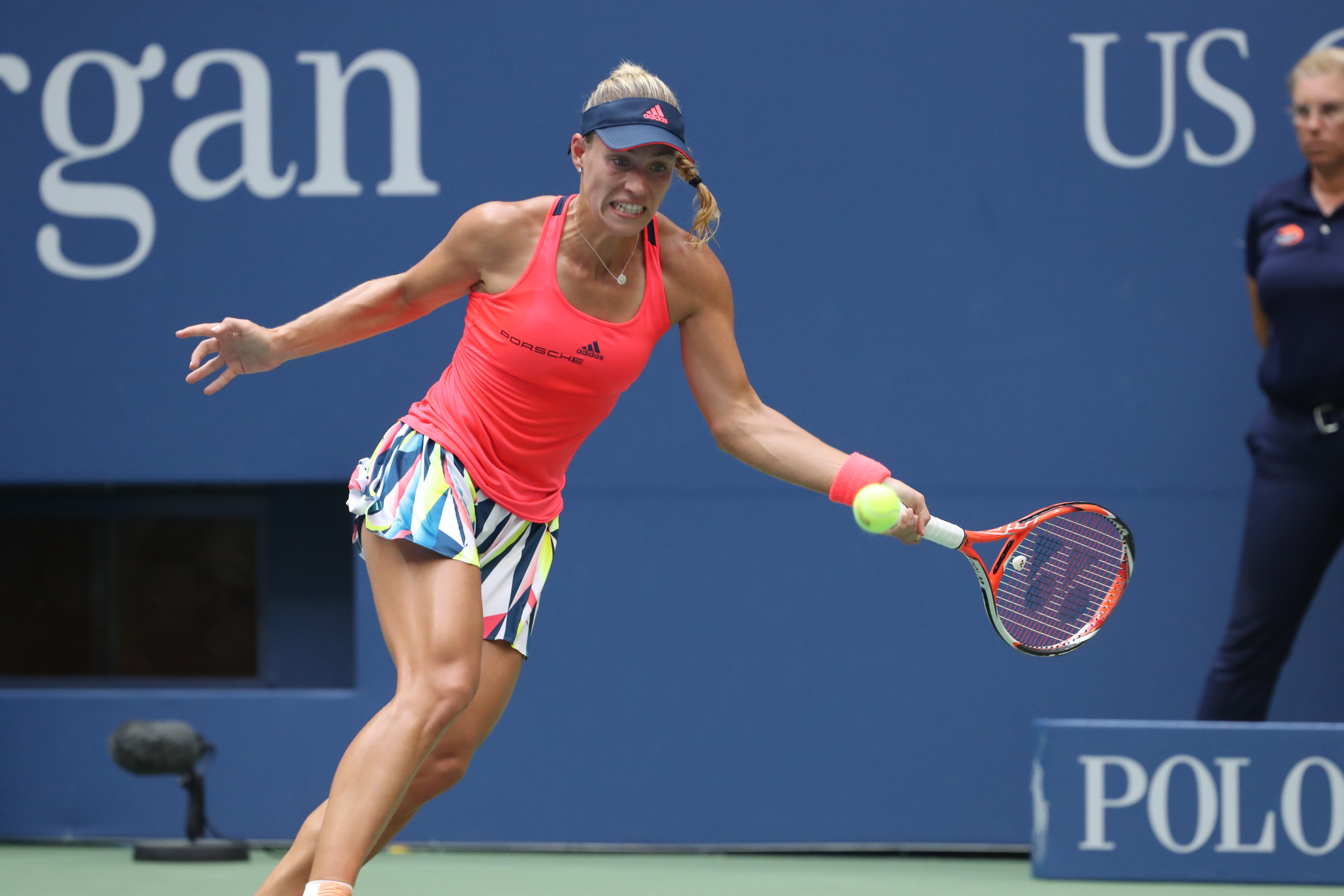 Angelique Kerber devuelve una bola durante la final del US Open.