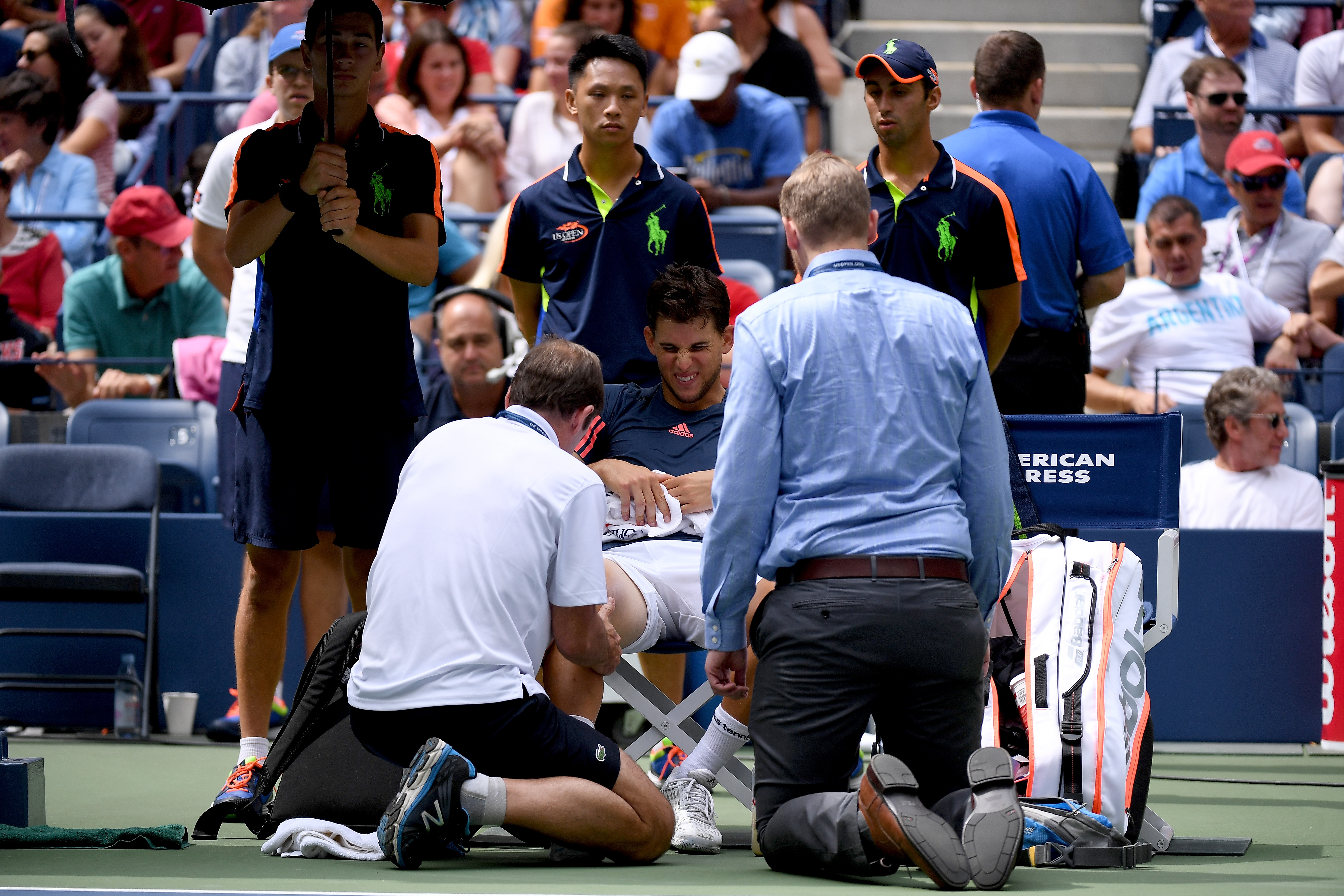 Dominic Thiem fue atendido por el médico justo antes de retirarse del partido.