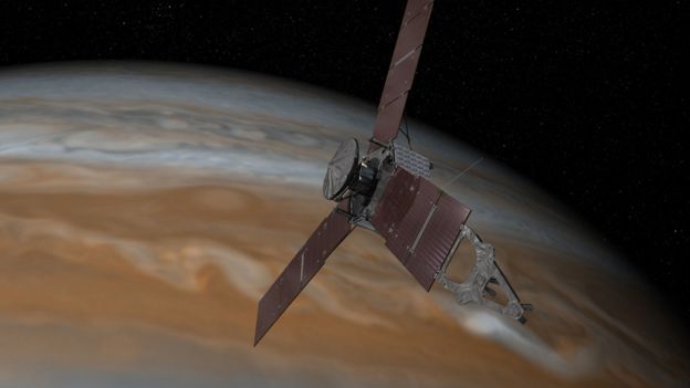 La radiación de Júpiter es tan fuerte que sus instrumentos no aguantarán más de un año y medio a pesar de estar protegidos por una cápsula de titanio. Se prevée el fin de la misión para febrero de 2018, aproximadamente. Foto: NASA