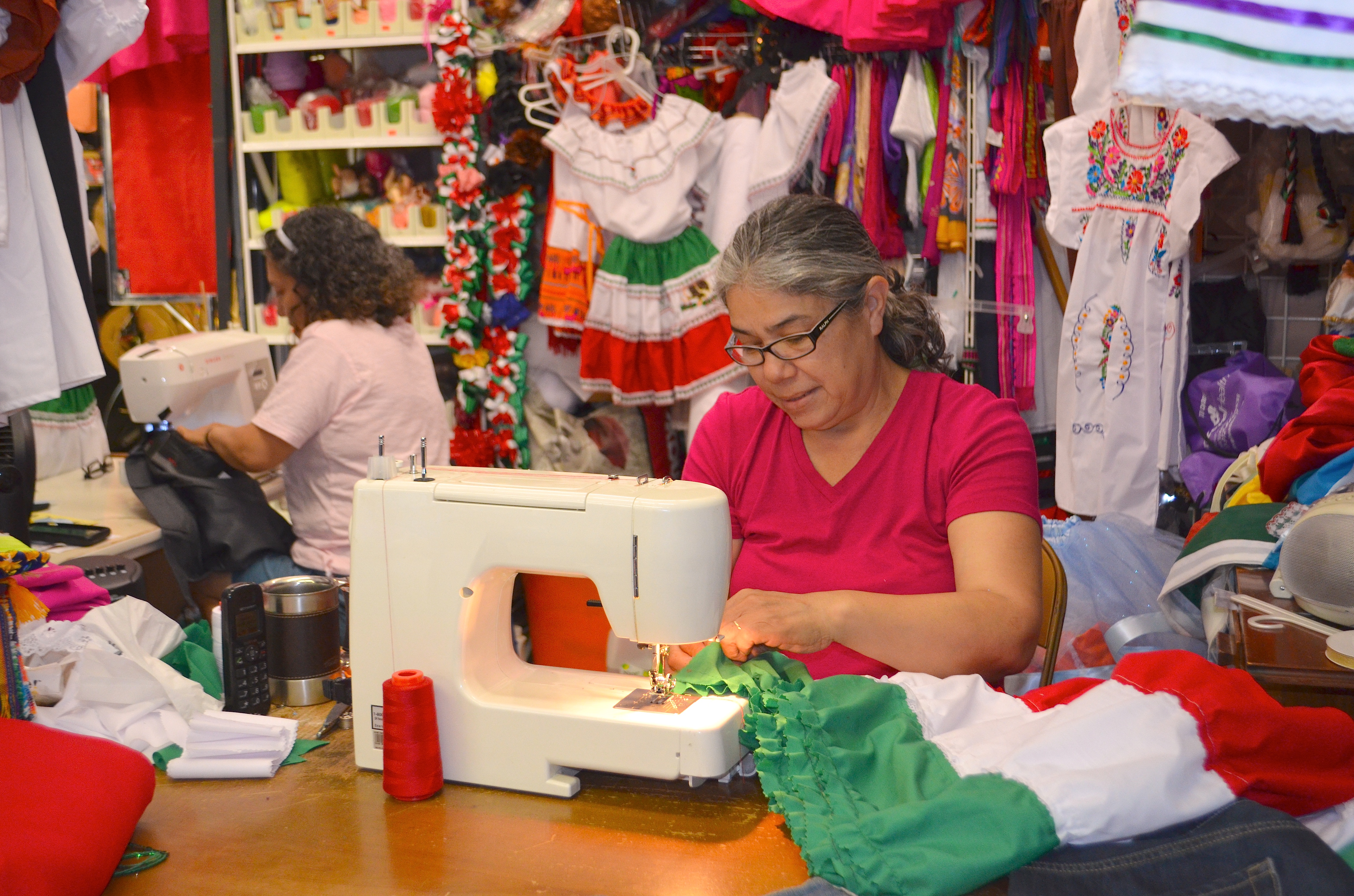 Norma Perales confecciona prendas con los colores de la bandera mexicana muy usados en Fiestas Patrias de ese país. 