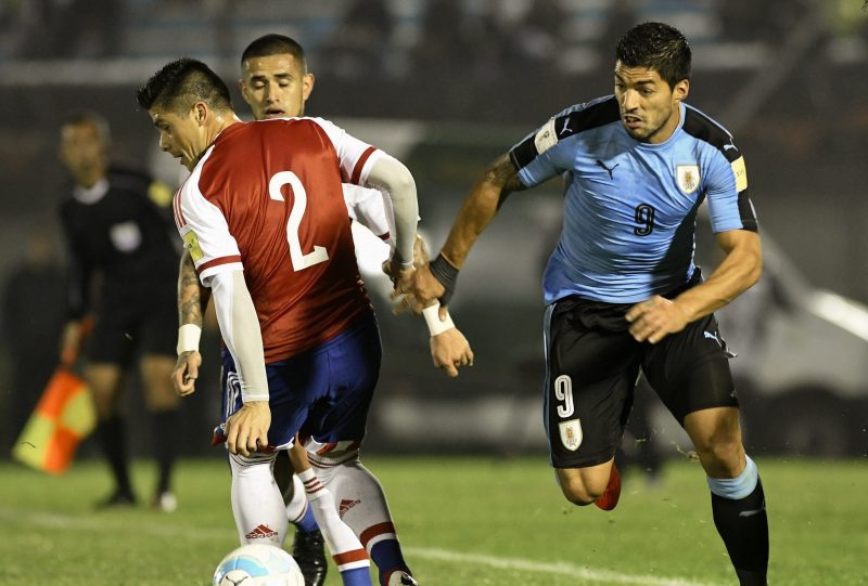 Luis Suarez le hace a un caño a a un defensor de Paraguay en un trámite del partido jugado en Montevideo/ Getty Images