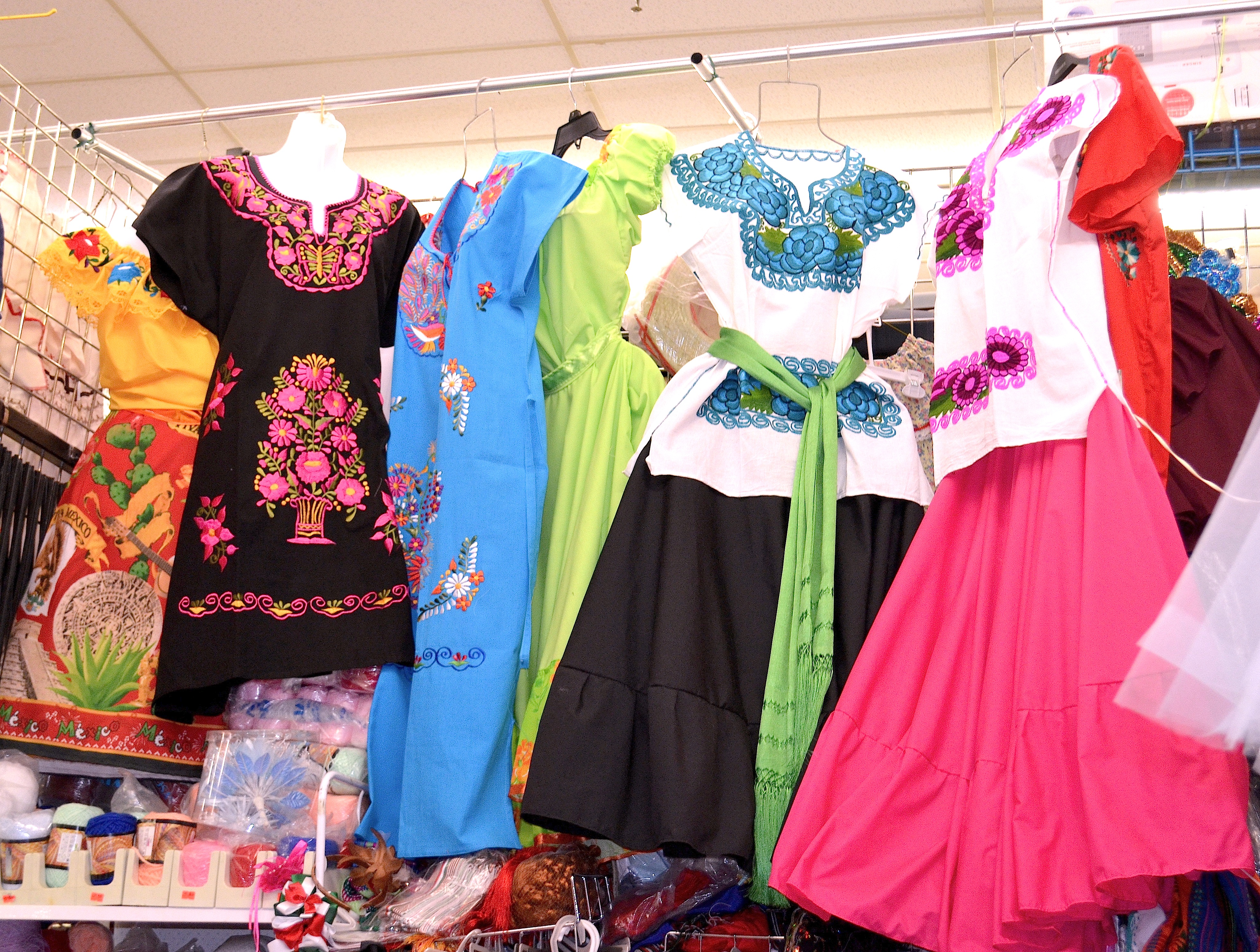 Norma Perales dice que algunos de estos vestidos se usan en ciertas regiones de Puebla. 