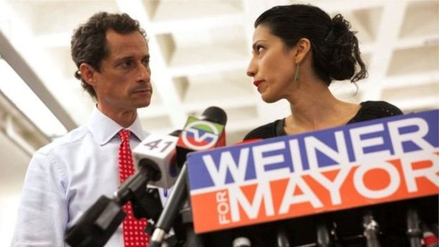 Los nuevos correos investigados aparecieron durante la investigación al excongresista Anthony Weiner, esposo de Huma Abedin, mano derecha de Clinton en la campaña electoral. 