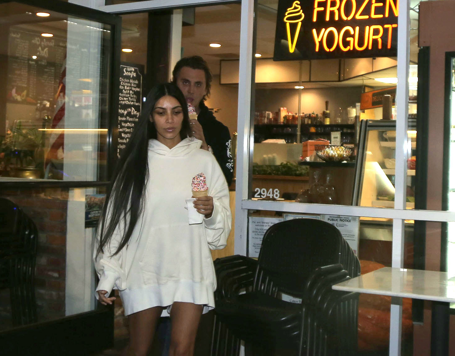 Kim salió con su inseparable amigo Jonathan Cheban a comprar helado.