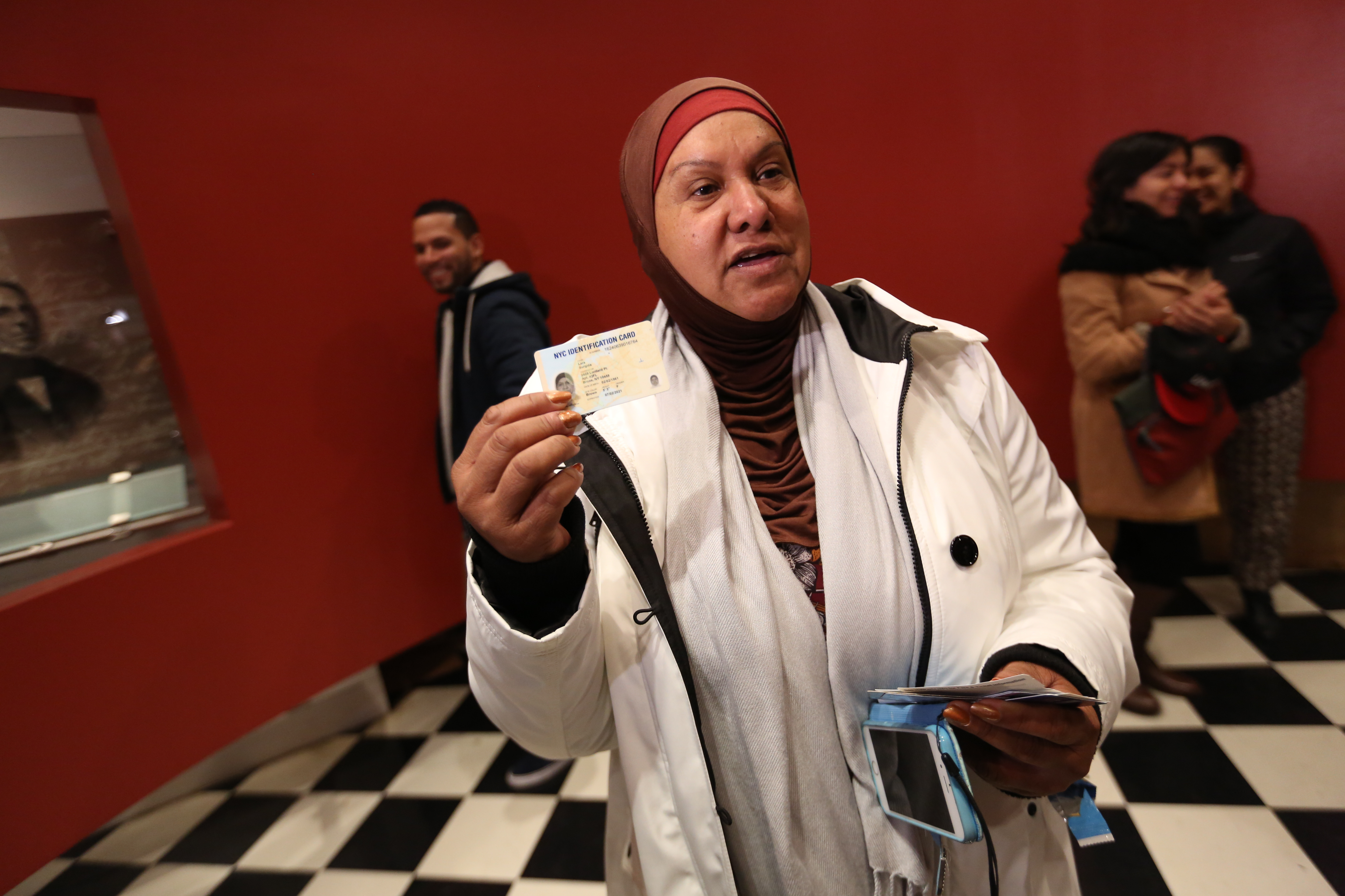 La dominicana Sussie Lozada, quien es de fe musulmana, muestra su IDNYC.