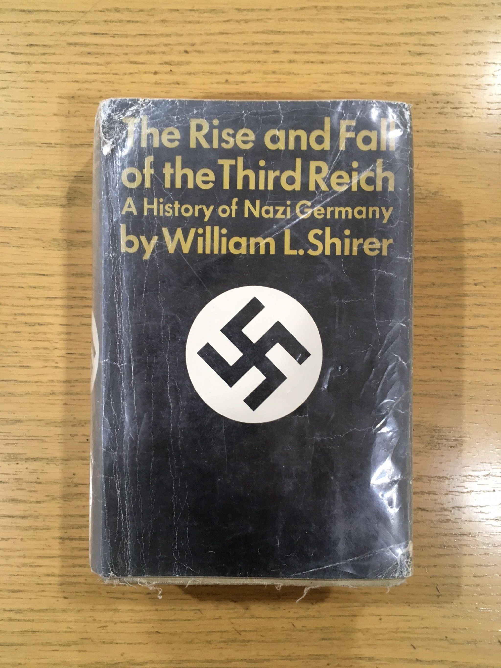 El libro trata sobre el régimen nazi instaurado por Adolfo Hitler en Alemania, de 1933 hasta 1945.