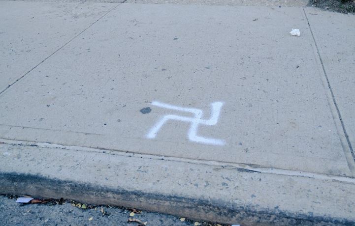 Un símbolo nazi fue pintado en pleno barrio judío en Crown Heights, Brooklyn.