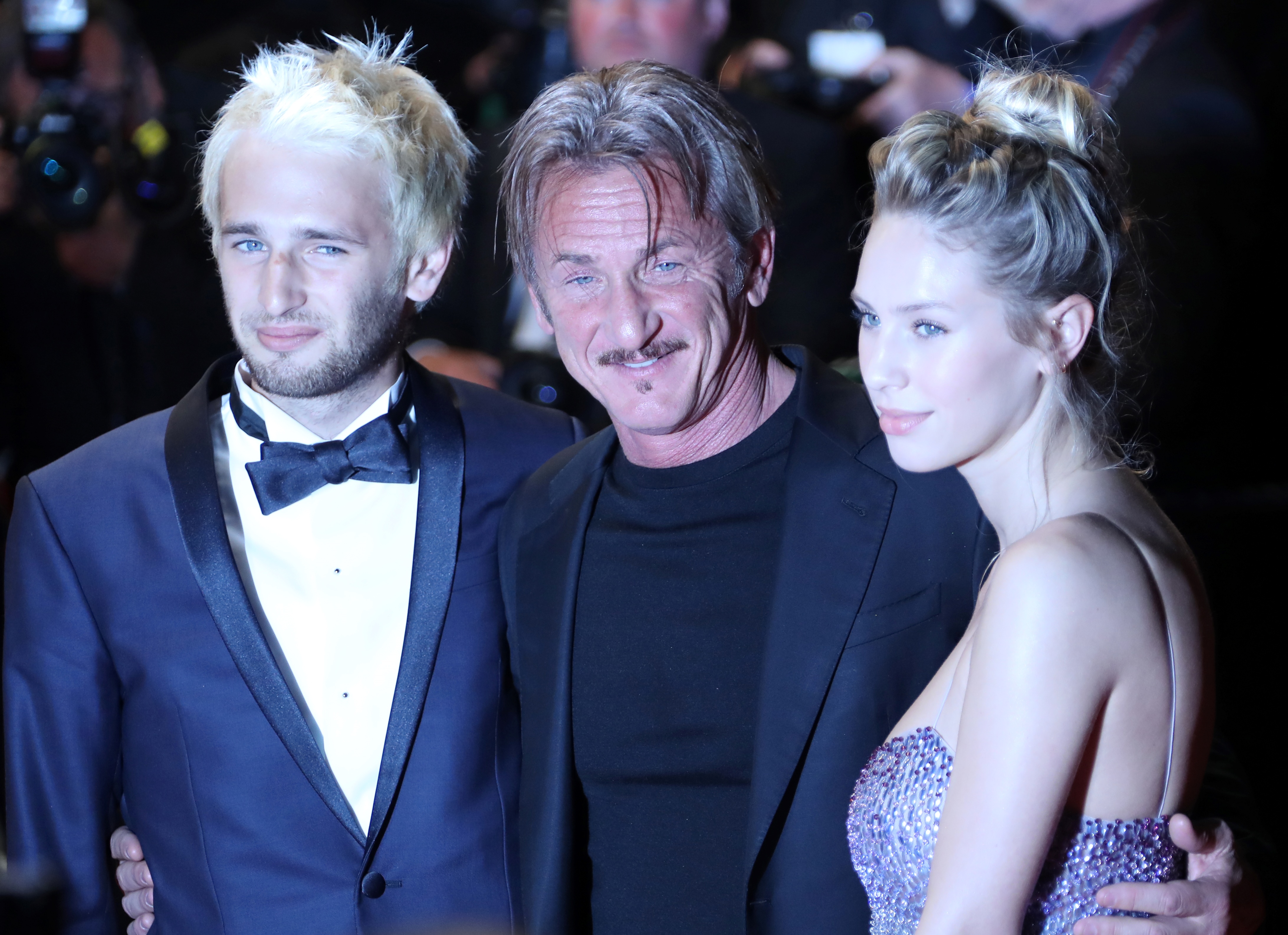 El actor posó en el festival de Cannes con sus dos hijos.