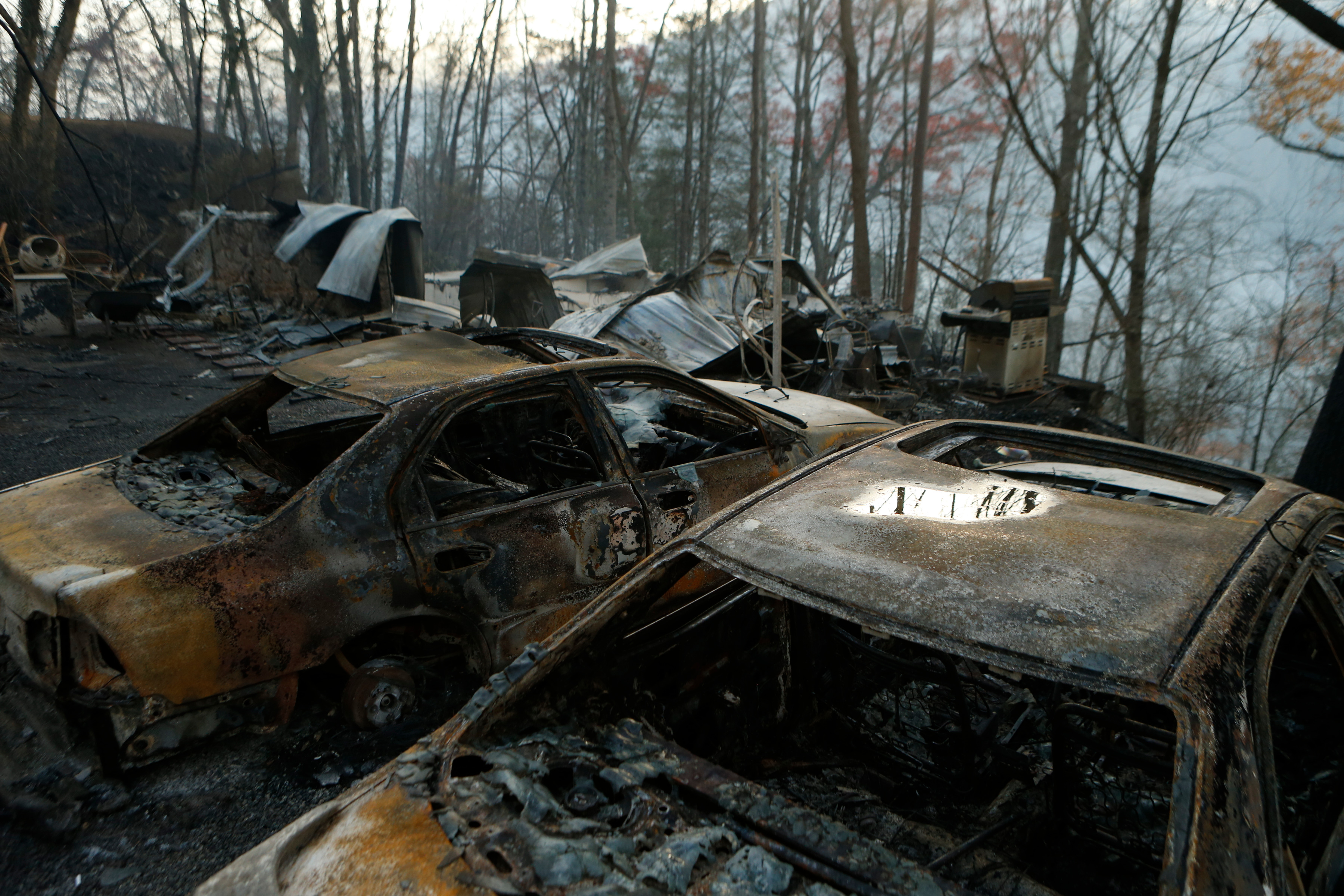 Además de viviendas, varias familias perdieron sus autos.