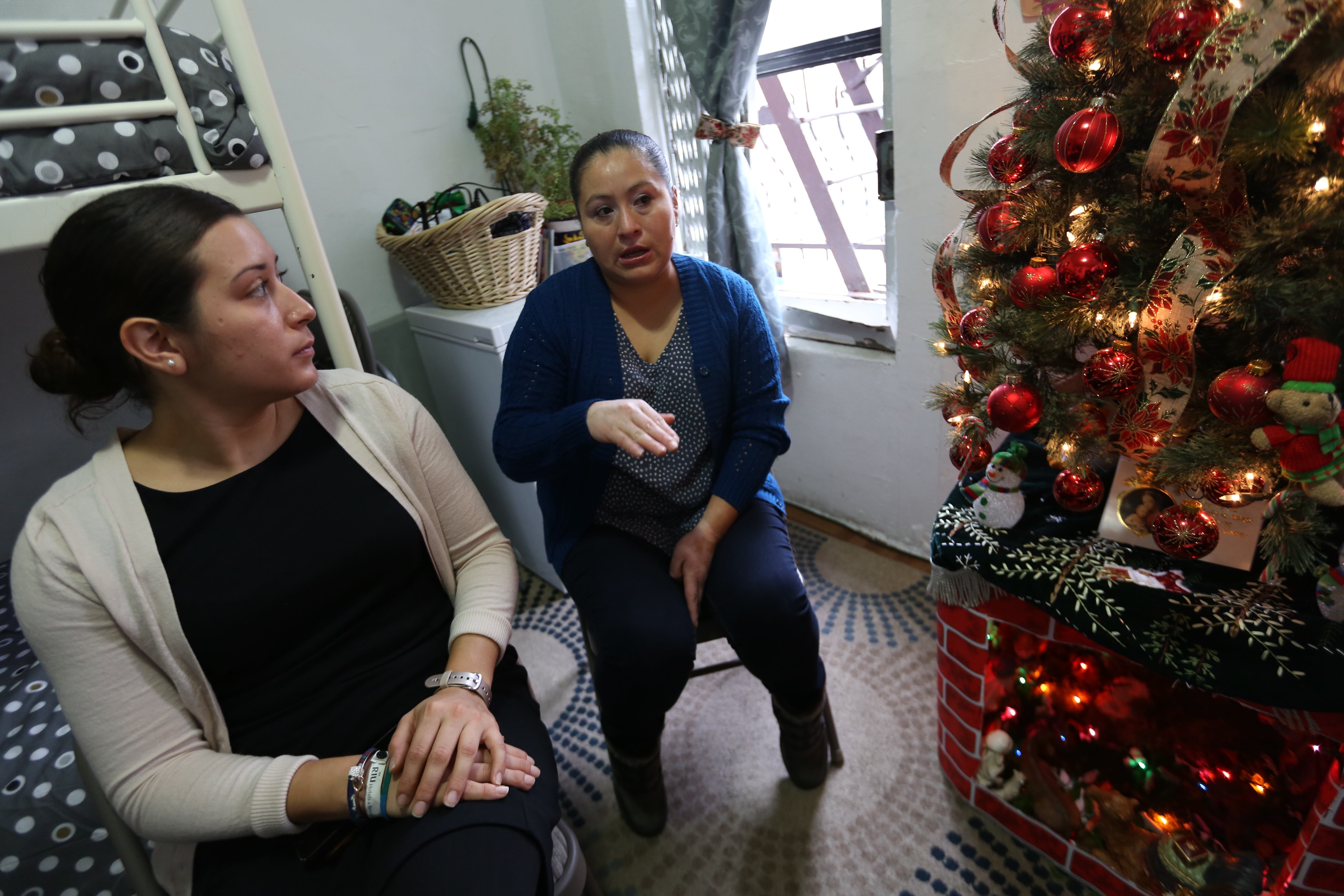 Patricia Gonzalez con Karina Jimenez del programa de Unidad de Apoyo al Inquilino, quien trabaja personalmente con los residentes con problemas en la vivienda. / Mariela Lombard
