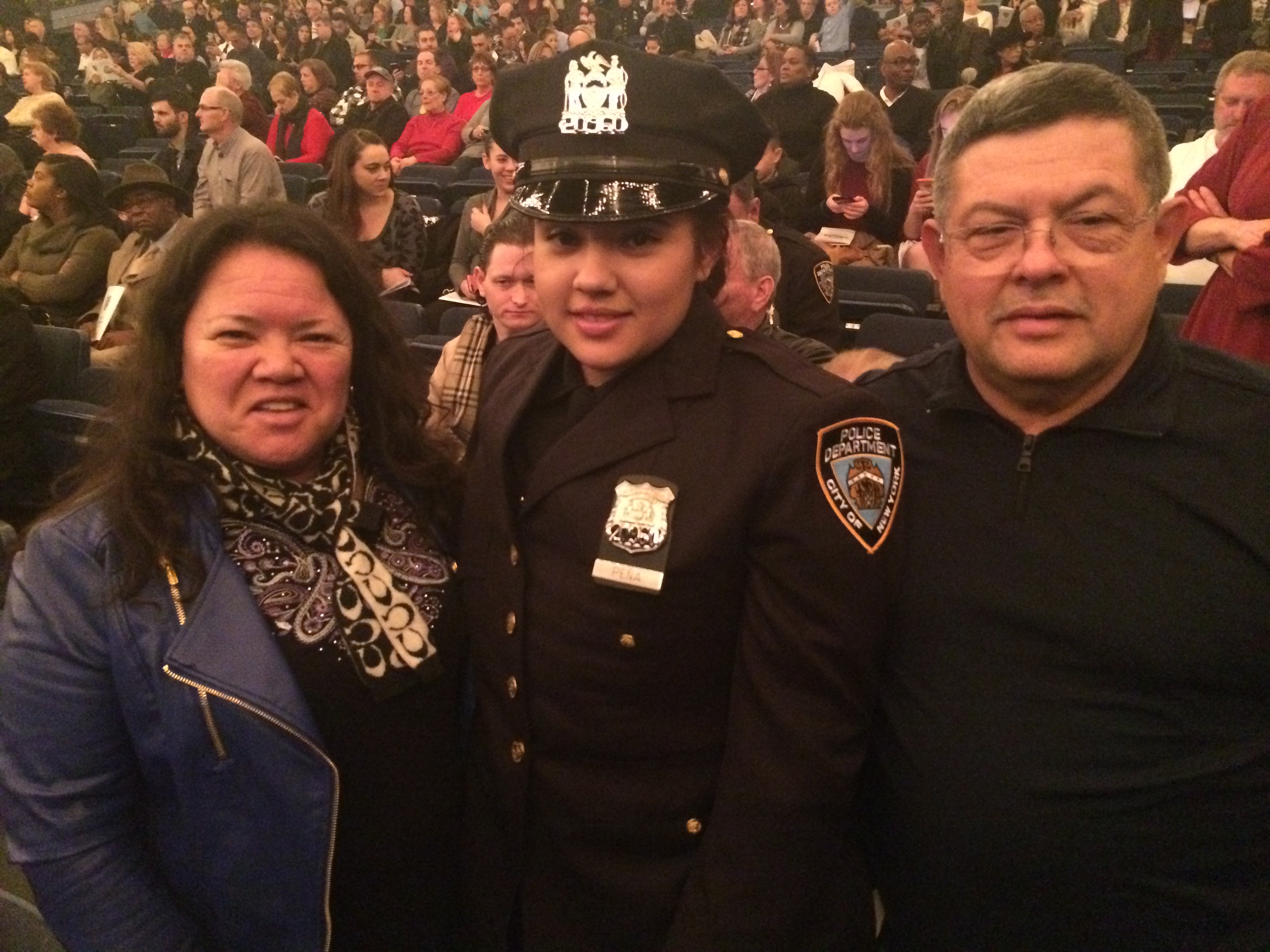 Junto a sus padres Israel y Blanca, Ángela Peña de 26 años.