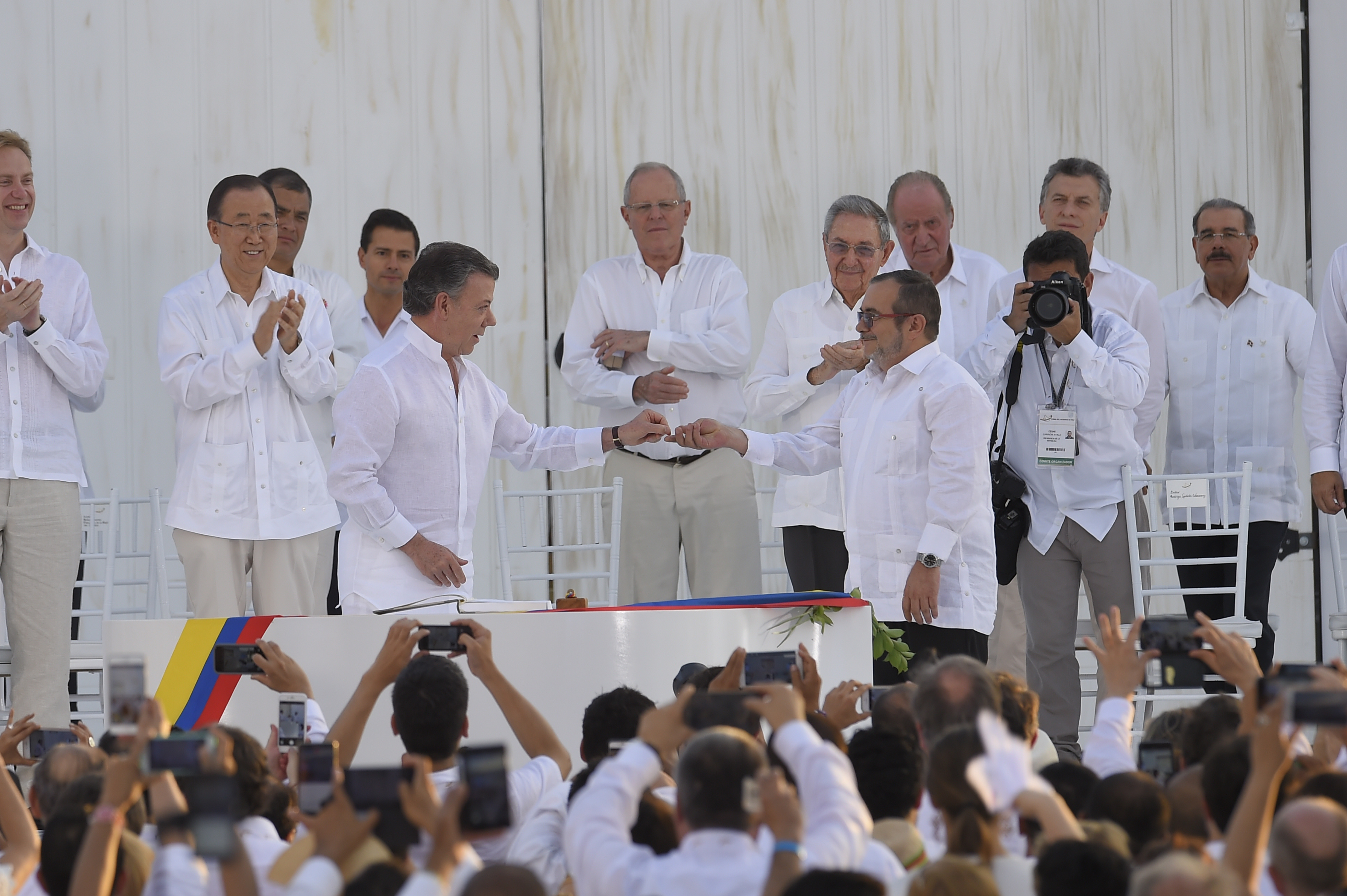 La consolidación de la paz continuará siendo un factor determinante para el futuro sociopolítico de Colombia. La gráfica corresponde a la firma del Acuerdo Final de Paz entre el presidente Juan Manuel Santos y el líder de las FARC, Rodrigo Londoño. 
