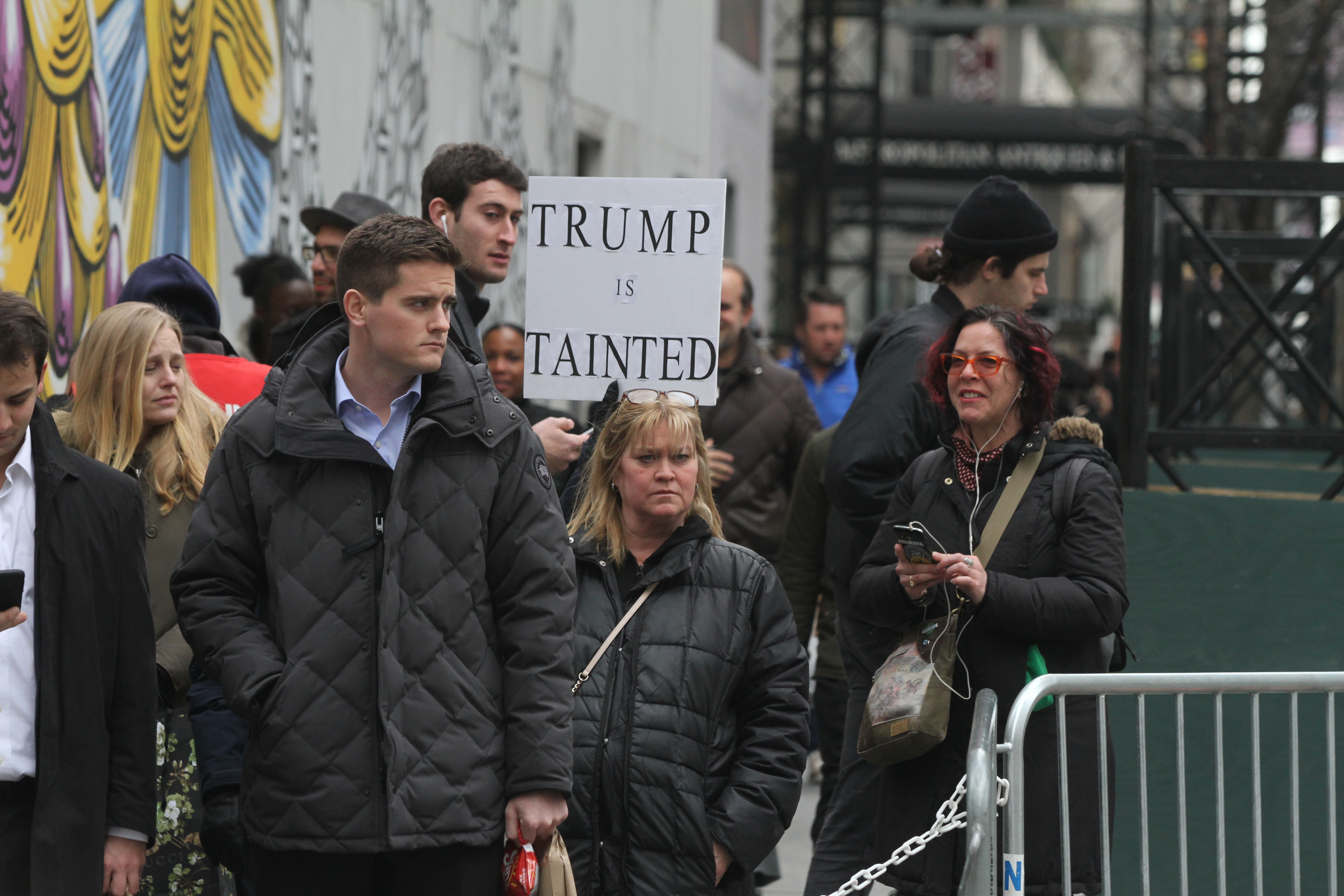 Ciudadanos protestanto en la calle 57 con la Quinta Avenida, en las inmediaciones de la Torre Trump./Mariela Lombard