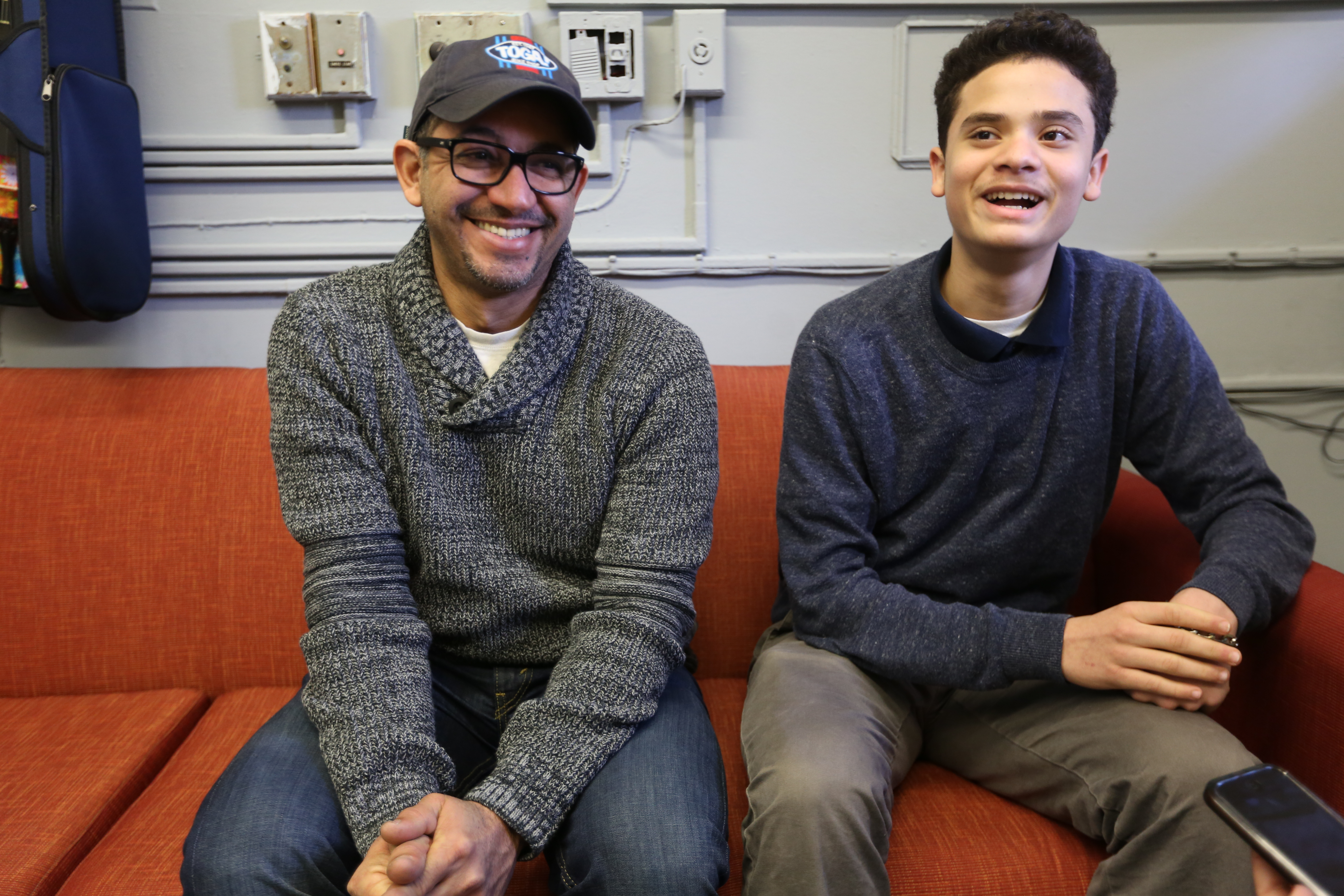 Estudiante Manuel Felix con su papa, Juan Carlos Lazala. Estudiantes de la Escuela Media 80 de El Bronx, con su principal Emmanuel Polanco, donde los alumnos tienen la capacidad de realizar sus tares en las computadoras y la posibilidad de llevar Ipads a sus casas.