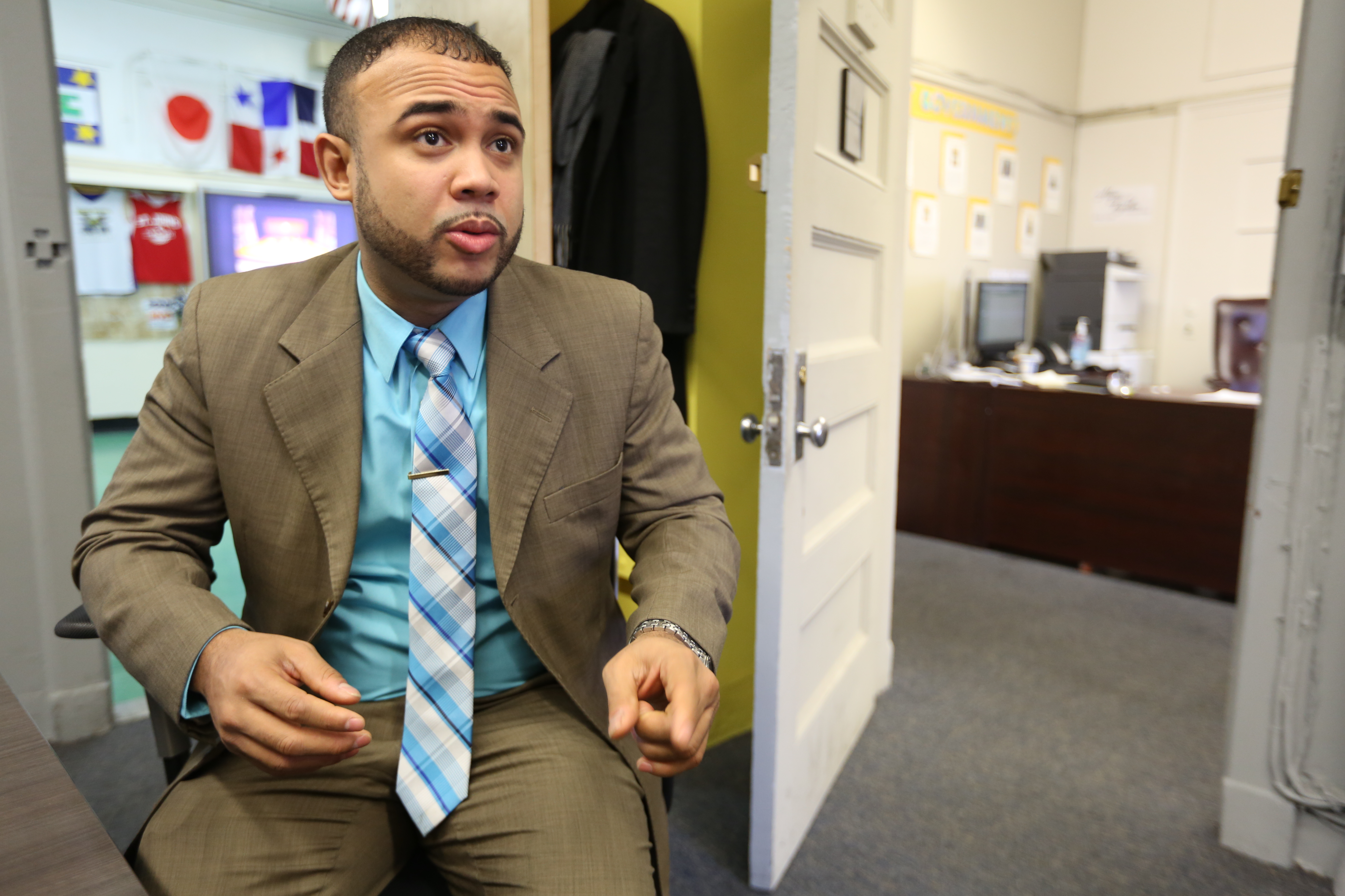 Principal Emmanuel Polanco. Estudiantes de la Escuela Media 80 de El Bronx, con su principal Emmanuel Polanco, donde los alumnos tienen la capacidad de realizar sus tares en las computadoras y la posibilidad de llevar Ipads a sus casas.