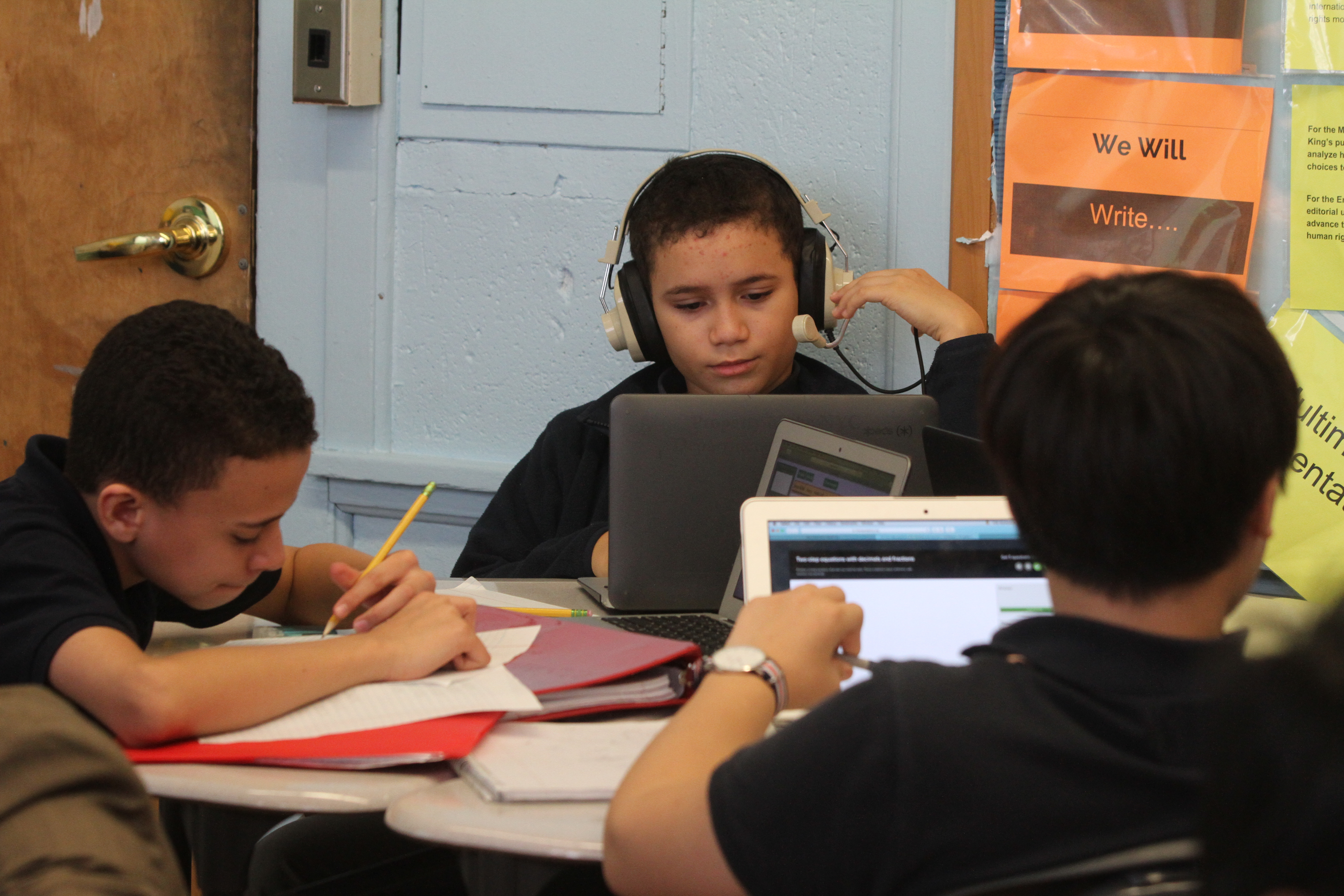 Estudiantes de la Escuela Media 80 de El Bronx, con su principal Emmanuel Polanco, donde los alumnos tienen la capacidad de realizar sus tares en las computadoras y la posibilidad de llevar Ipads a sus casas.