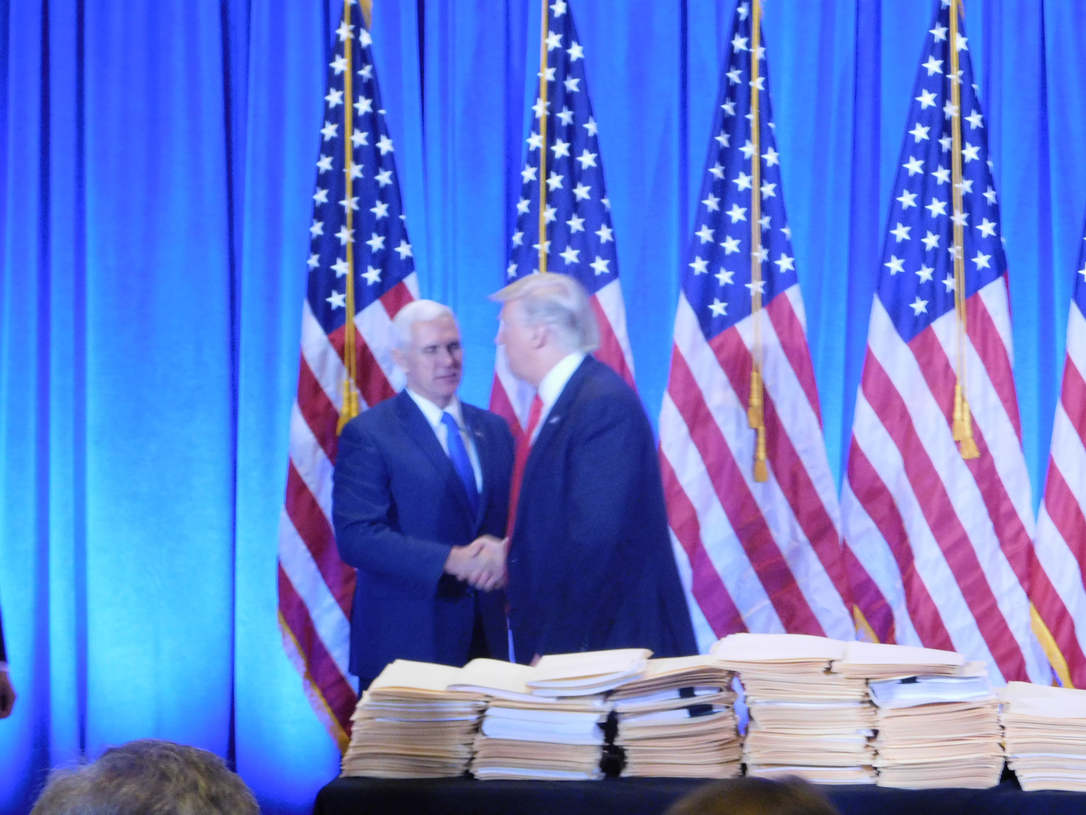 Mike Pence y Donald Trump durante la primera conferencia del presidente electo. FOTO. JESÚS GARCÍA / EL DIARIO NY