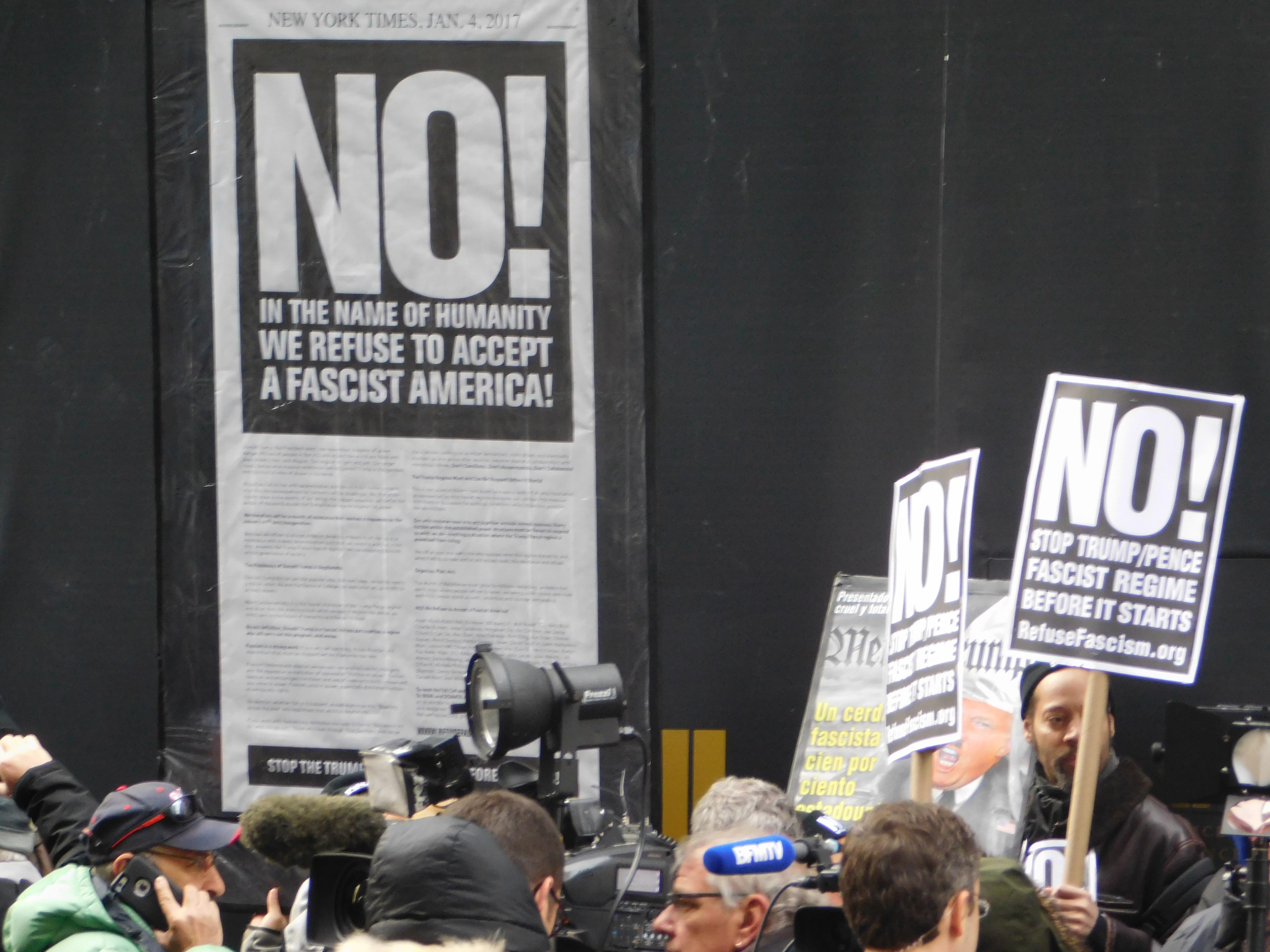 Una pequeña protesta contra Donald Trump se realizó frente al edificio donde fue la conferencia de prensa. FOTO: JESÚS GARCÍA / EL DIARIO NY