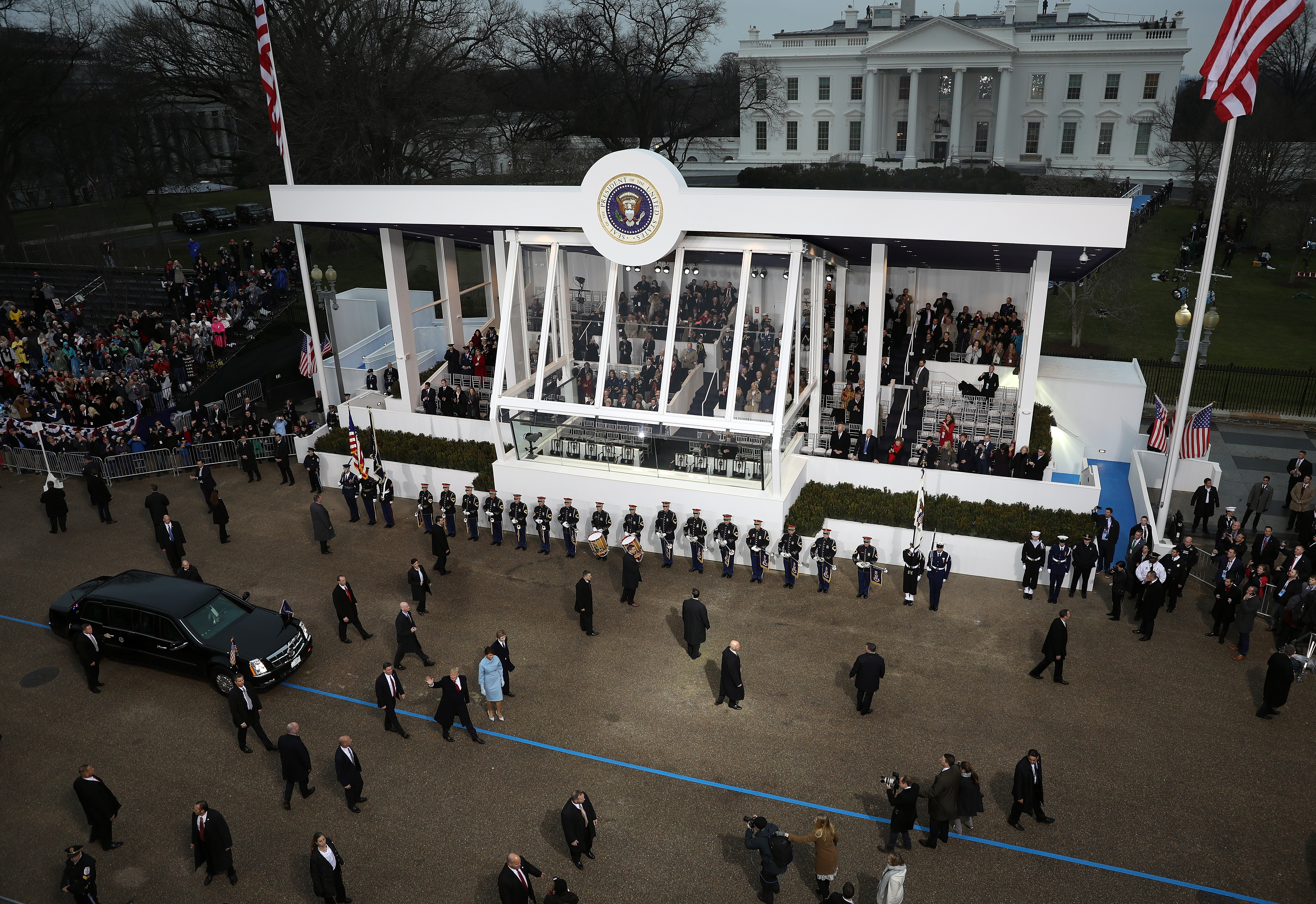 Frente a la Casa Blanca se instaló una carpa para que la pareja presidencial disfrutara el Desfile Inaugural. FOTO: JOE RAEDLE / GETTY IMAGES