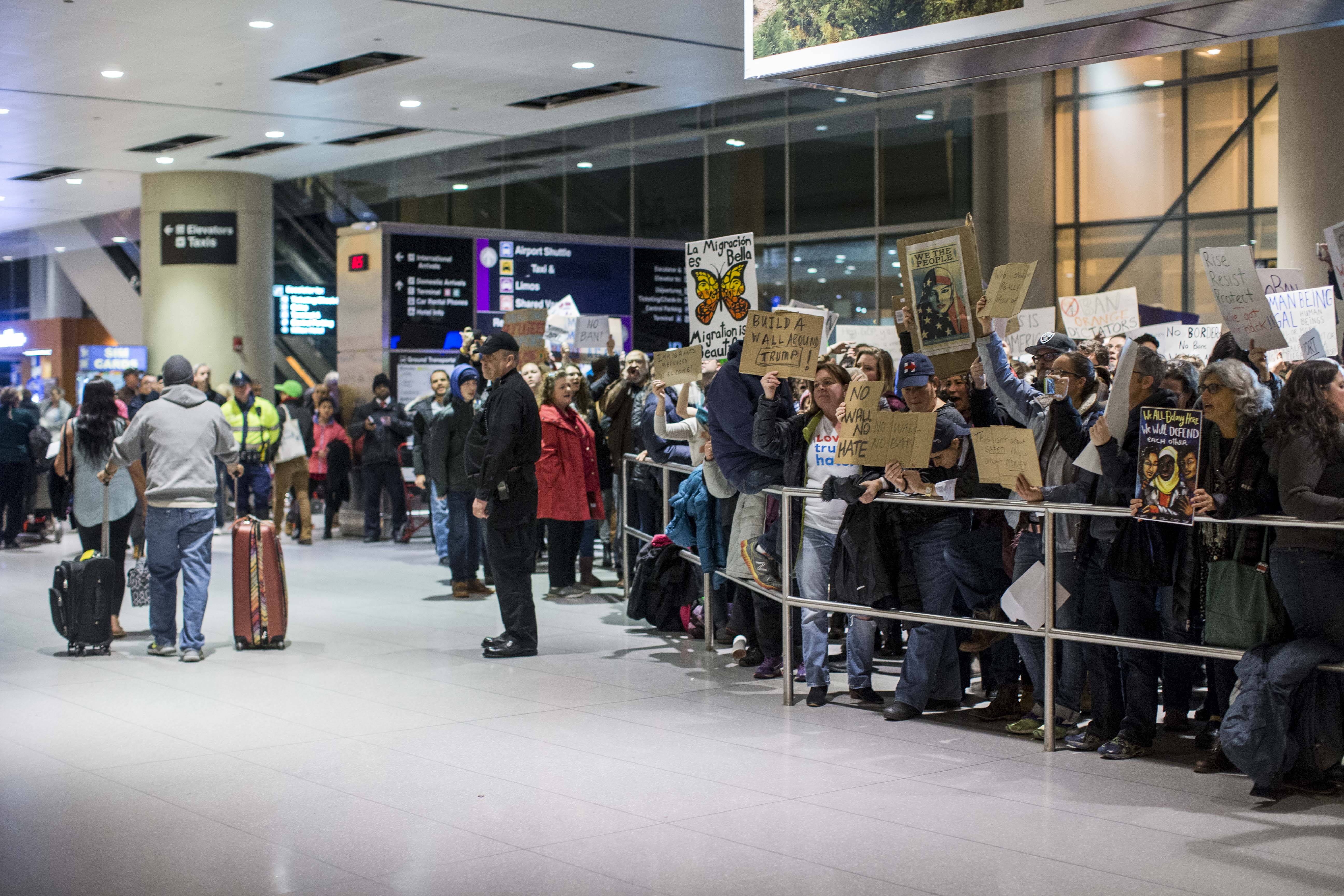 En Boston, también acudieron decenas de personas a exigir el paso de musulmanes con visas o "green cards".