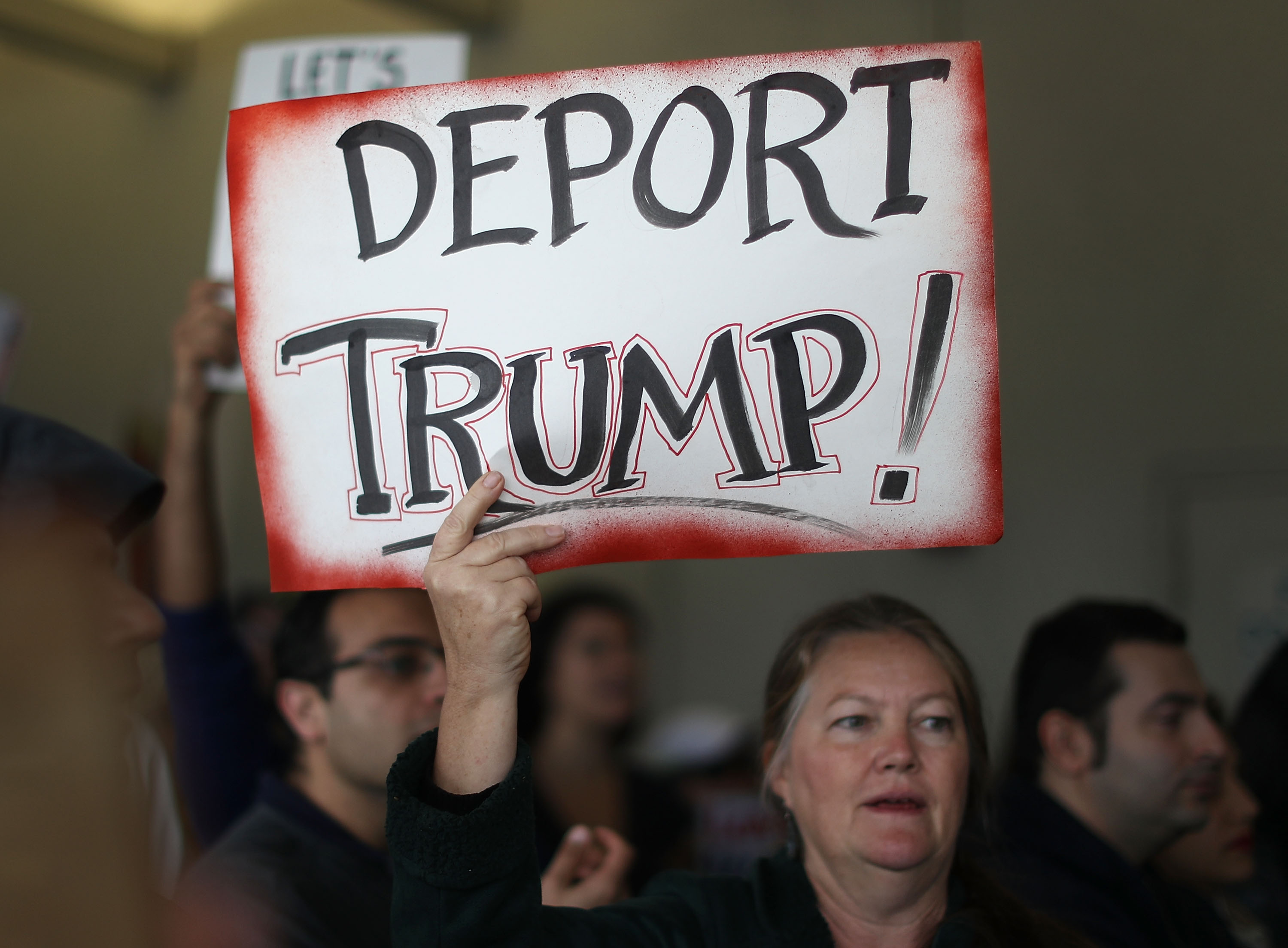 En Florida, miles de inconformes con el veto del presidente acudieron al aeropuerto en Miami.