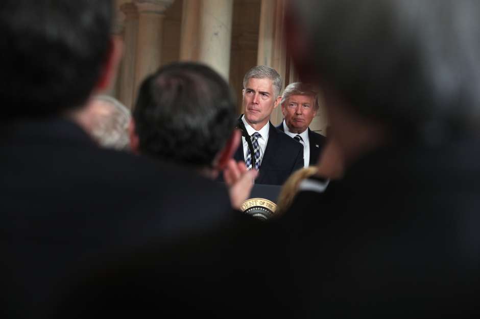 El juez Neil Gorsuch durante su breve discurso de aceptación al puesto dejado vacante por Scalia. (Alex Wong/Getty Images)